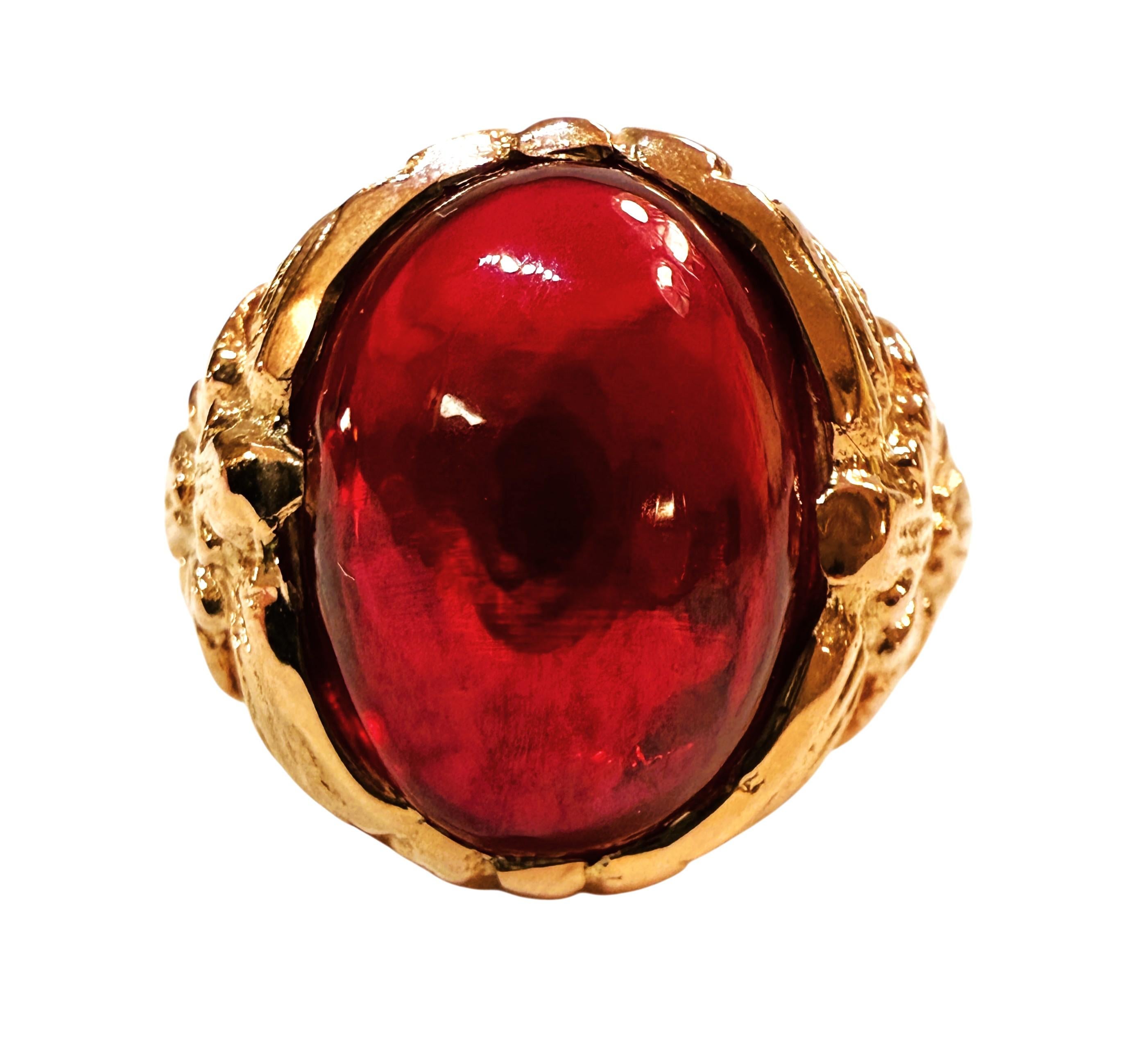 Es un anillo muy atractivo.  Esta piedra procede de Sri Lanka y tiene un precioso color rojo. El anillo es de la talla 7.   Es una piedra cabujón de talla oval y mide 14 x 10 mm.  Está en un precioso engaste perforado de plata de ley chapada en oro