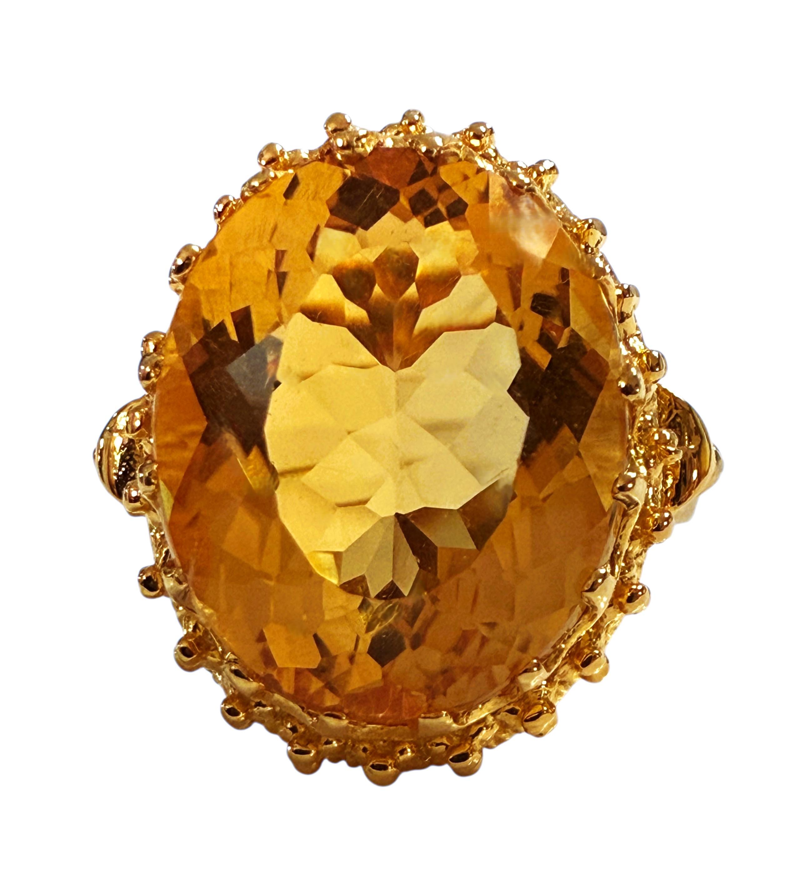 Dieser Ring ist einfach wunderschön!  Der Schliff des Steins ist einfach großartig.  Er ist ein goldgelber Saphir im Fantasieschliff und hat 11,45 Karat.  Er misst 16 x 13 mm und ist wunderschön in einer 24k Gelbgold plattierten 925 Sterling Silber