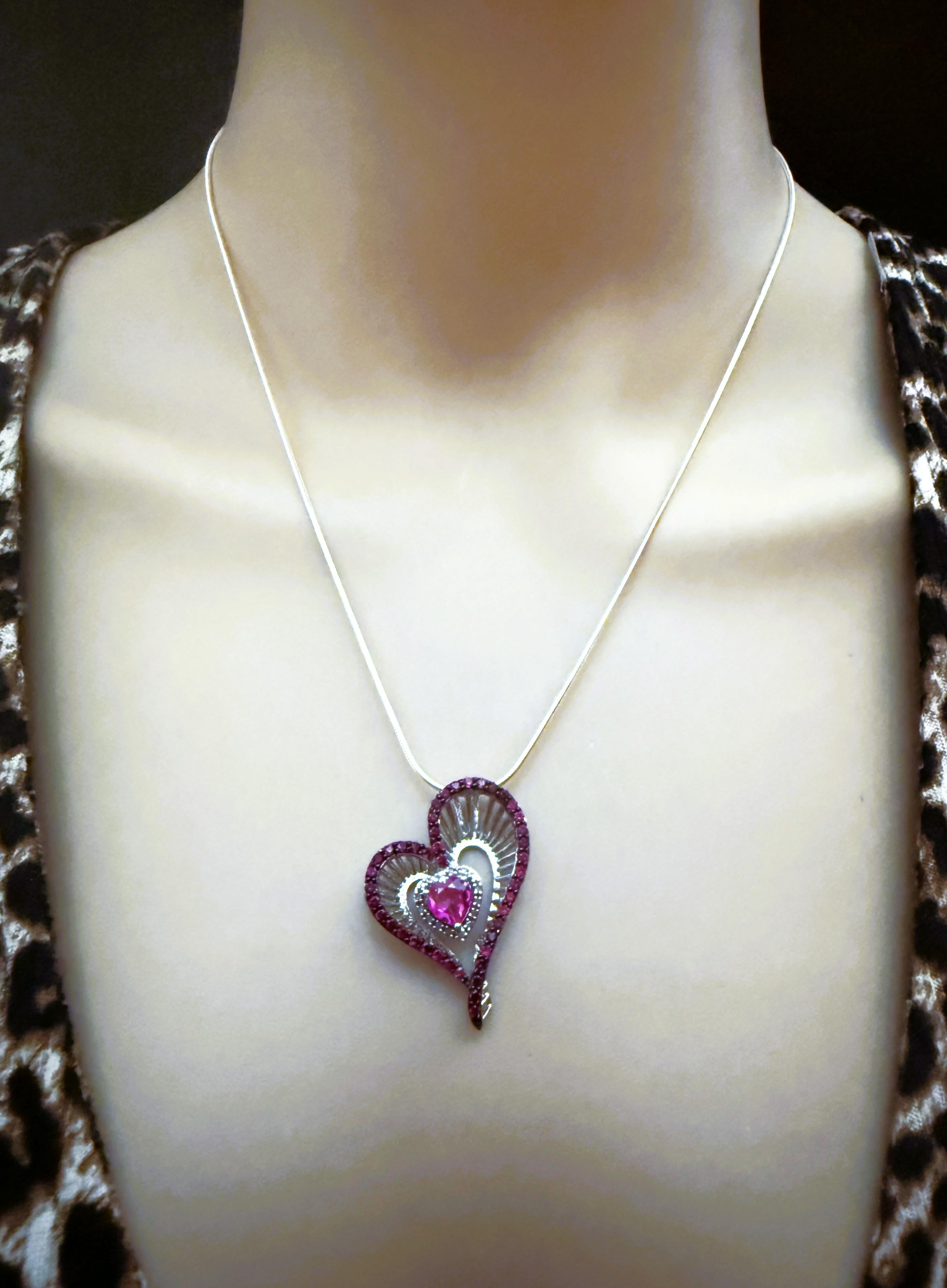 Este collar es precioso y tiene un diseño único y fabuloso. Esta es una de esas piezas que me encantaría tener. Tiene un zafiro rosa central en forma de corazón de 0,93 quilates y 45 zafiros rojos de 1 mm que suman 0,225 quilates.  La piedra del