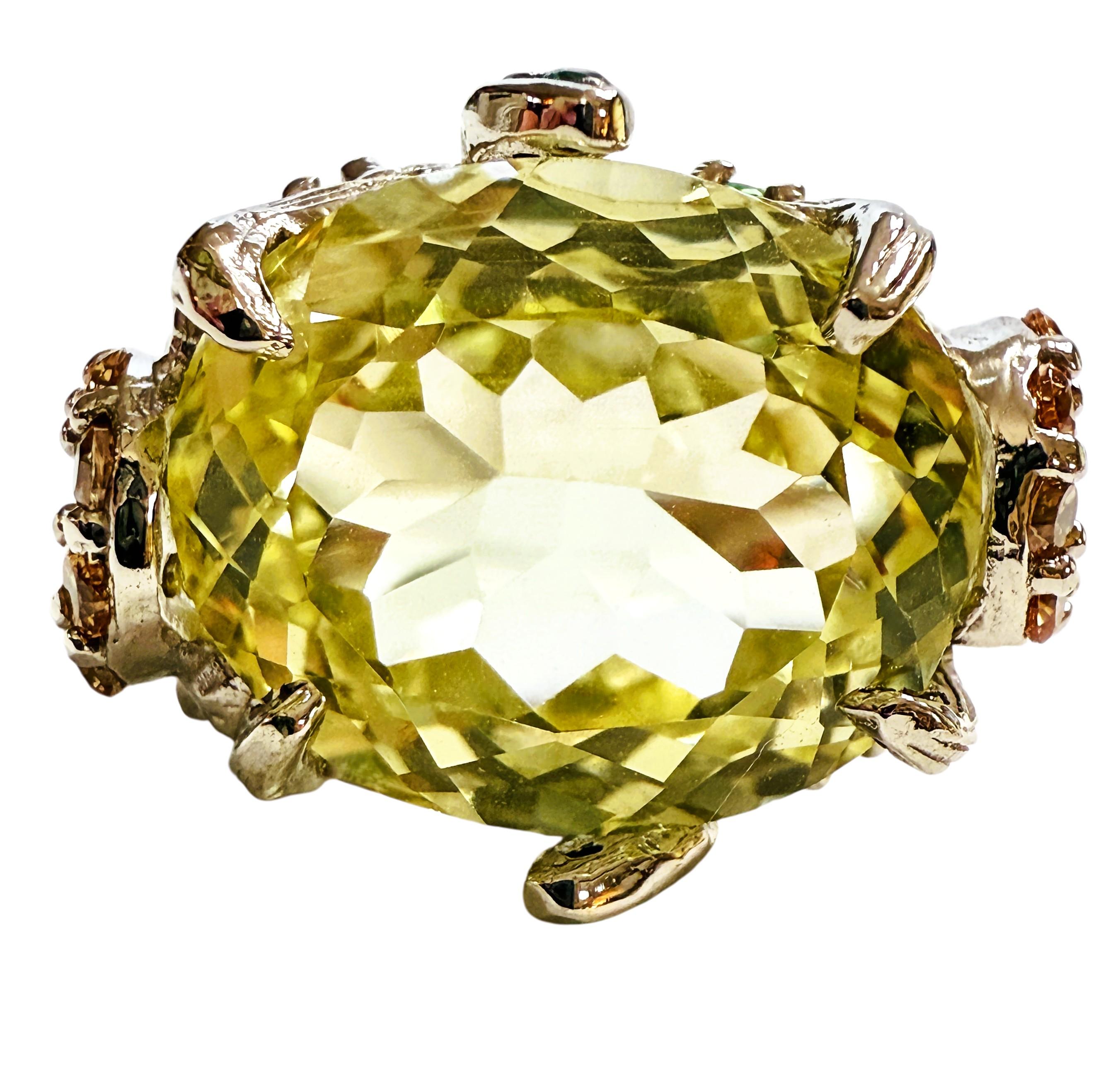 Was für ein wunderschöner Ring!  Der Stein stammt aus Afrika und hat einen schönen gelben Farbton.  Der Ring hat die Größe 7,25.  Der Stein ist oval geschliffen und hat 11.7 Karat.  Er misst 15 x 11,5 mm und ist rund um den Stein mit