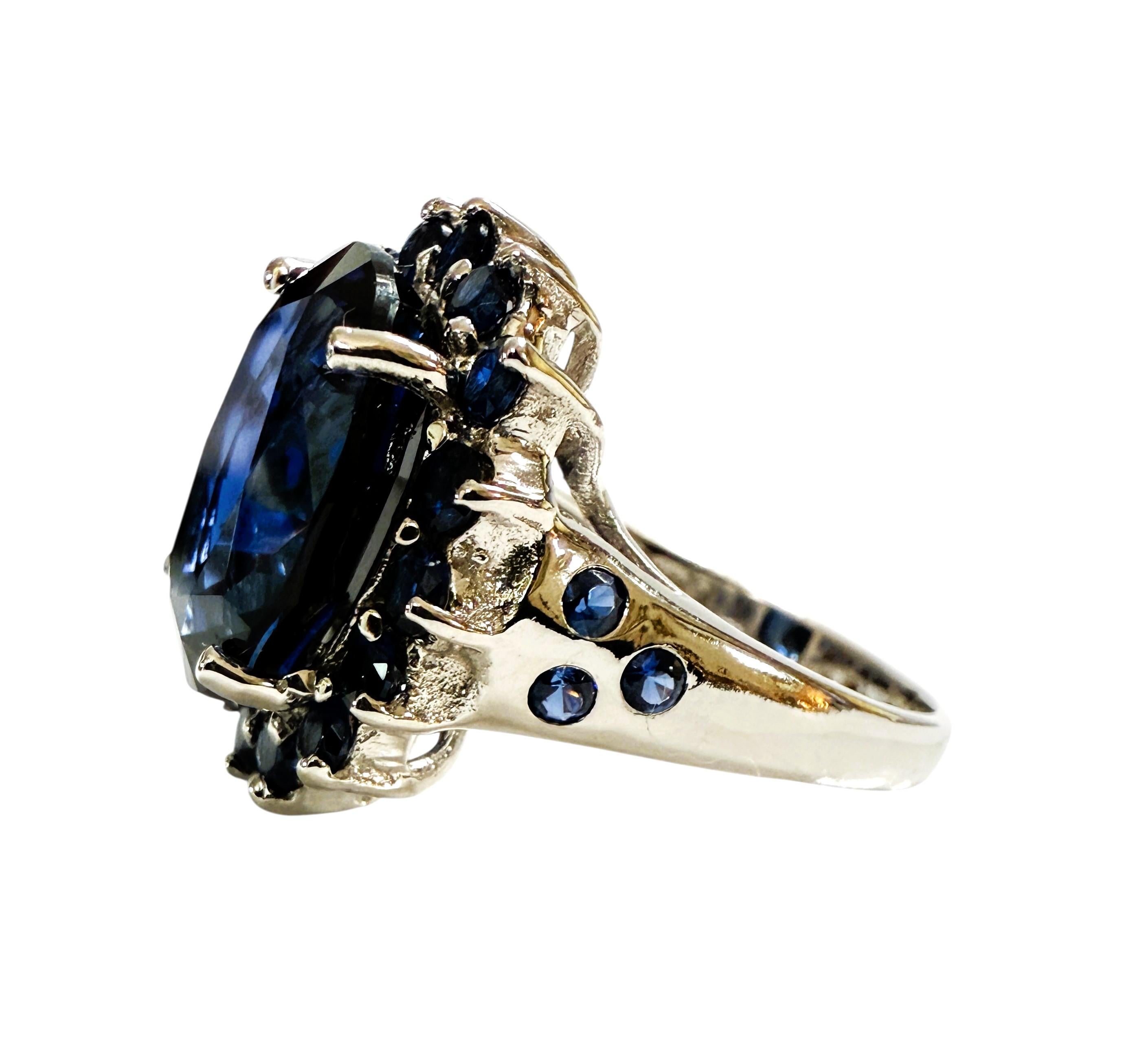 Art Déco Nuovo anello in argento sterling con zaffiro blu ovale e taglio diamante da 11.70 carati in vendita