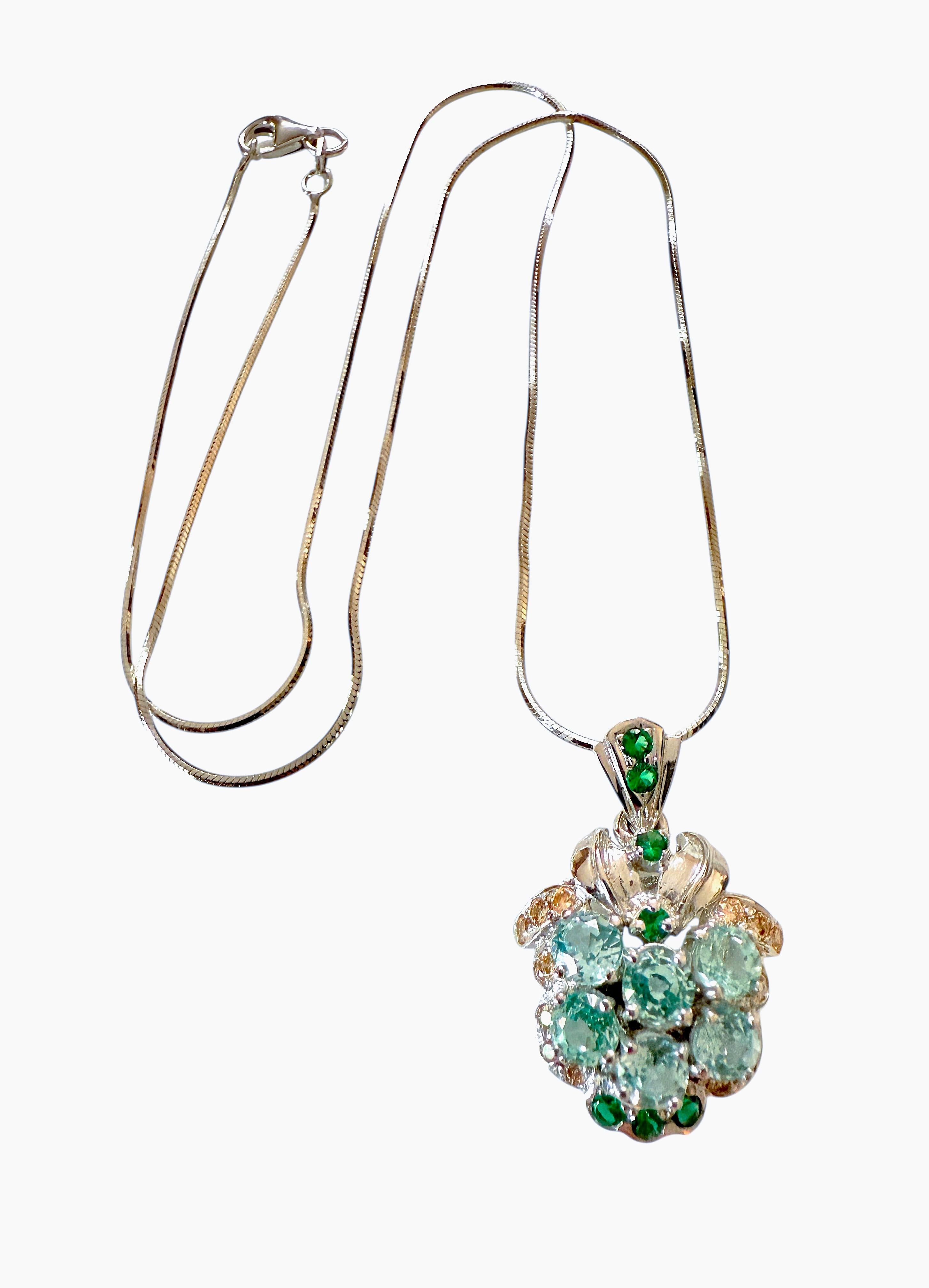Questa collana è semplicemente stupenda. Ha 6 pietre centrali rotonde di zaffiri blu chiaro che misurano 4 x 4 mm e hanno un peso di 1,2 carati.  Ci sono bellissimi zaffiri verdi tagliati a diamante sparsi intorno alle pietre e sulla cauzione.  Ai