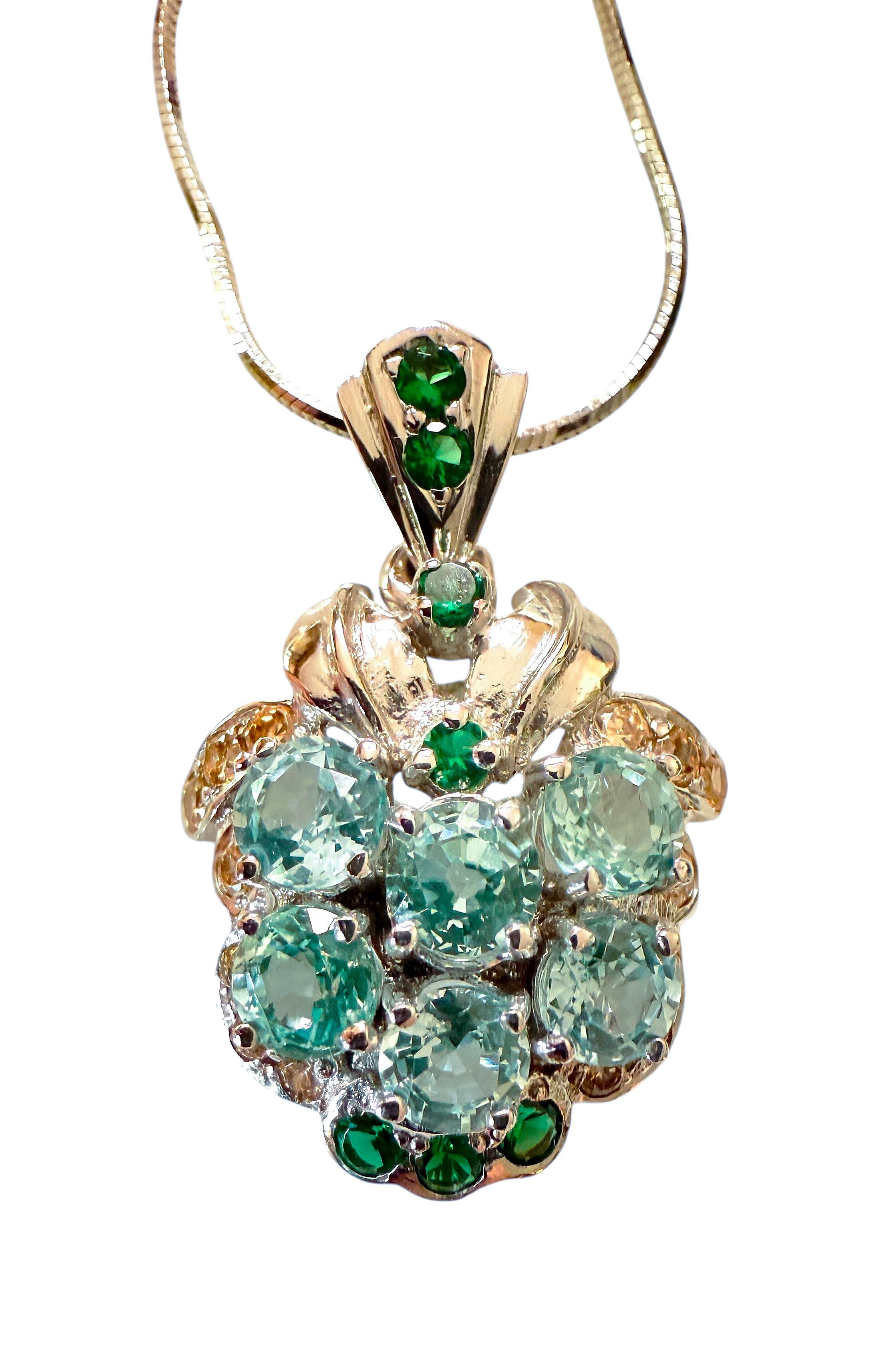 Art Déco New 1.2 Carat Lt Blue Sapphire & Diamond Cut Green & Champagne Sapphire Necklace in vendita