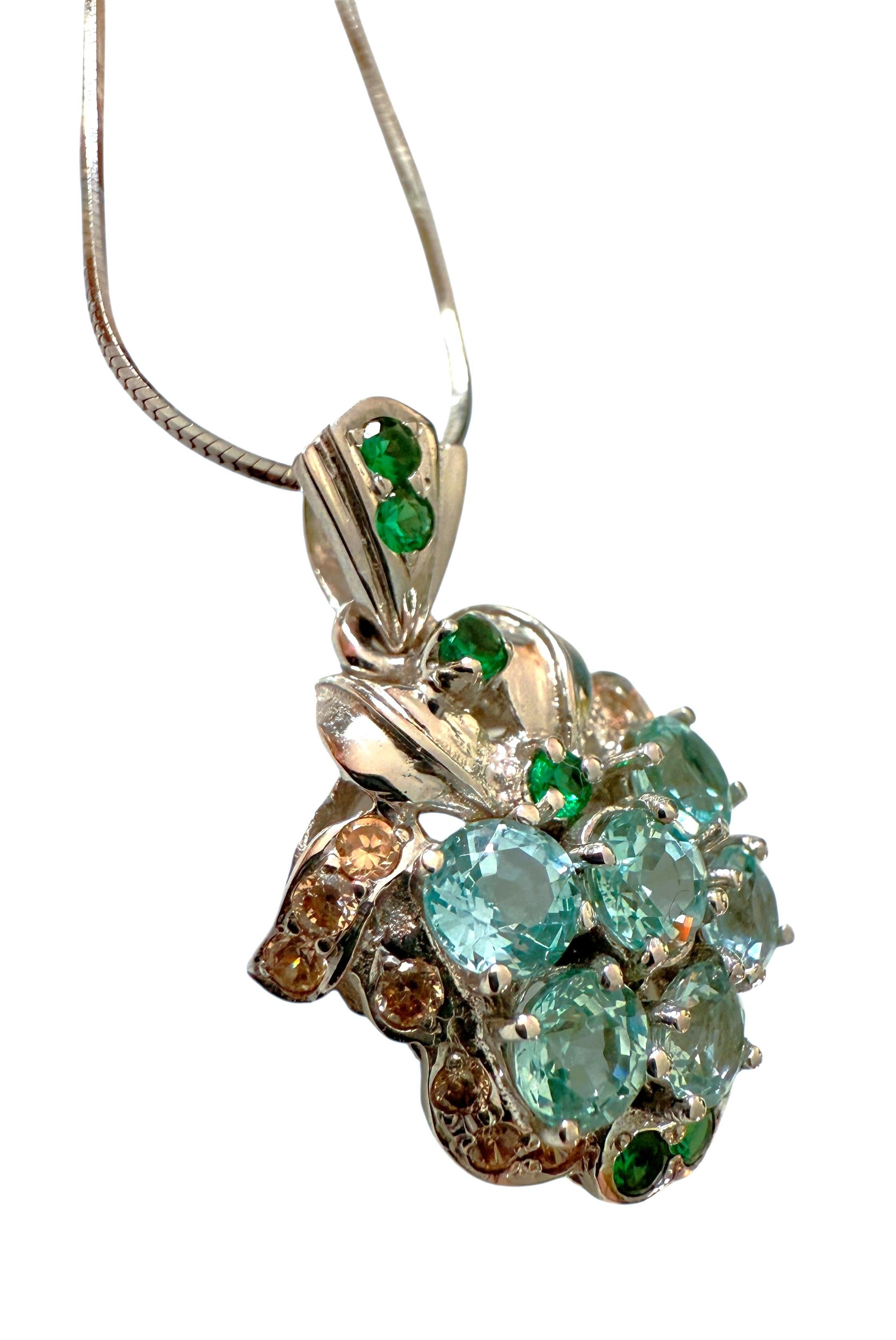 Donna New 1.2 Carat Lt Blue Sapphire & Diamond Cut Green & Champagne Sapphire Necklace in vendita
