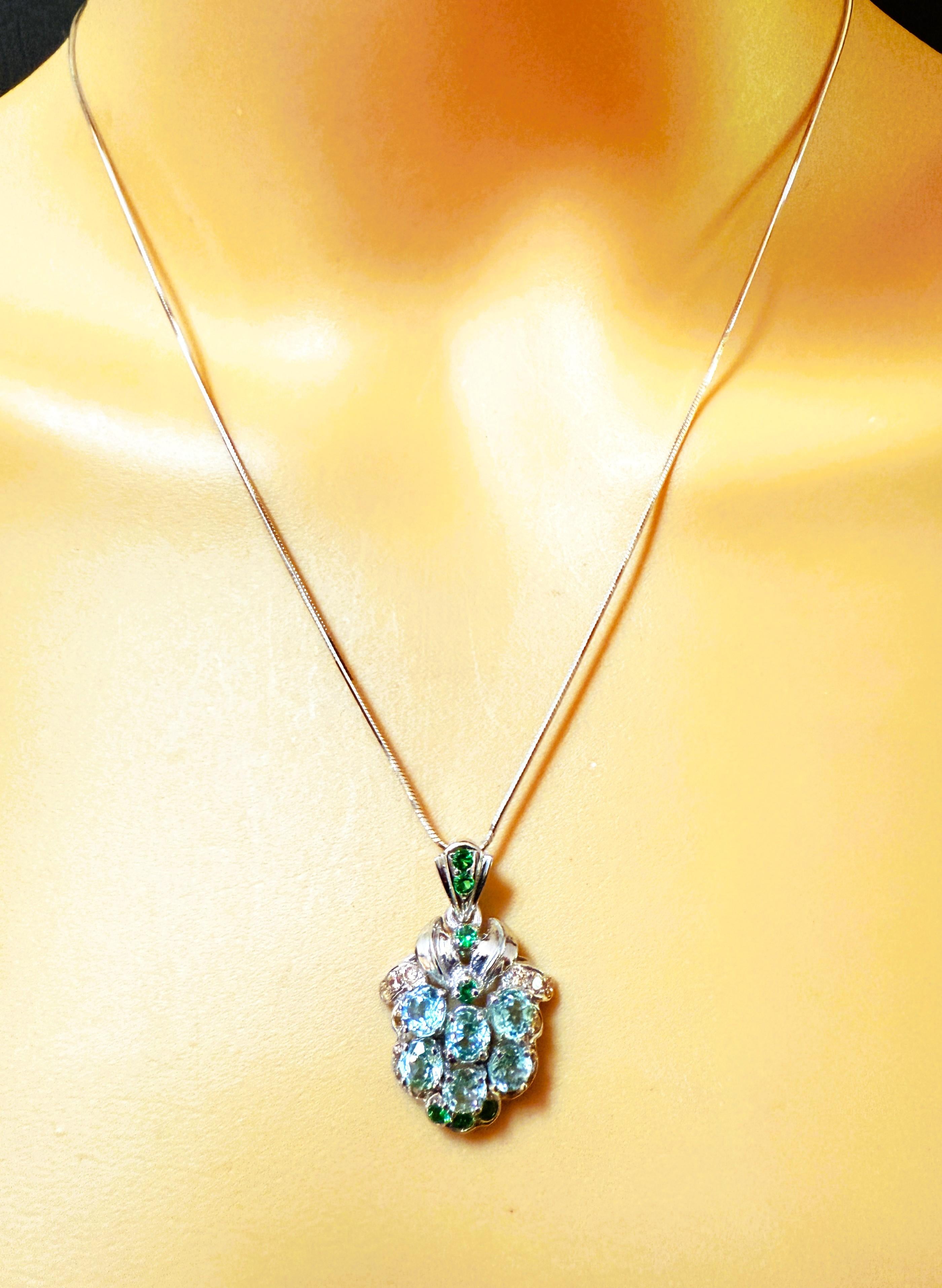 New 1.2 Carat Lt Blue Sapphire & Diamond Cut Green & Champagne Sapphire Necklace in vendita 2