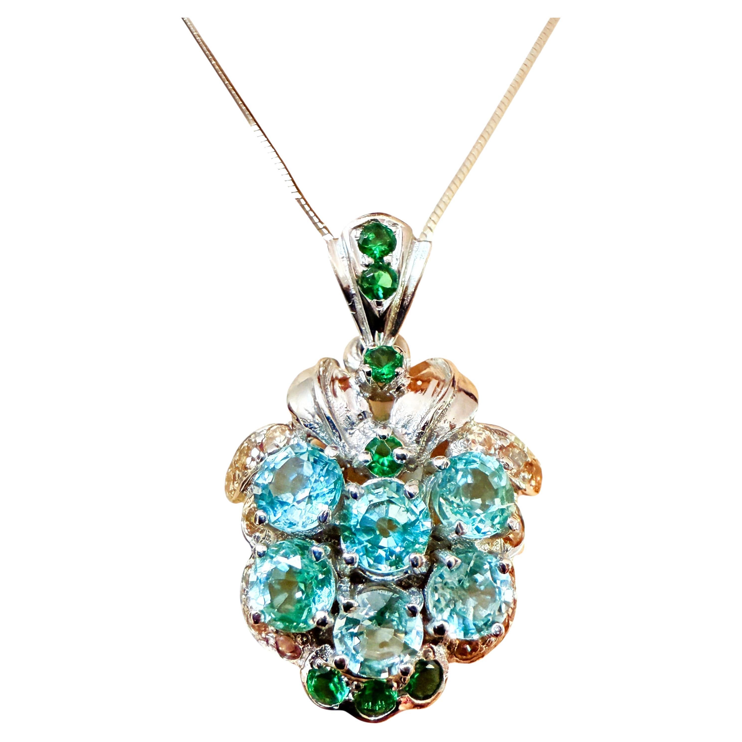 New 1.2 Carat Lt Blue Sapphire & Diamond Cut Green & Champagne Sapphire Necklace in vendita
