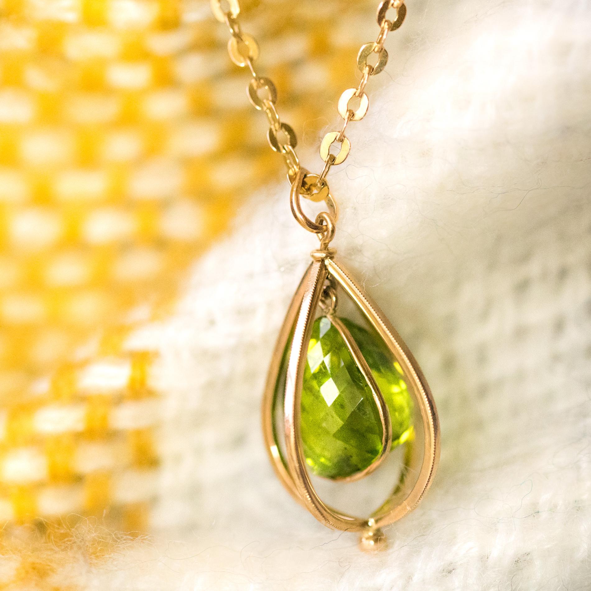 Pear Cut New 12, 1 Carats Peridot Pendant Chain Set with Opals Necklace