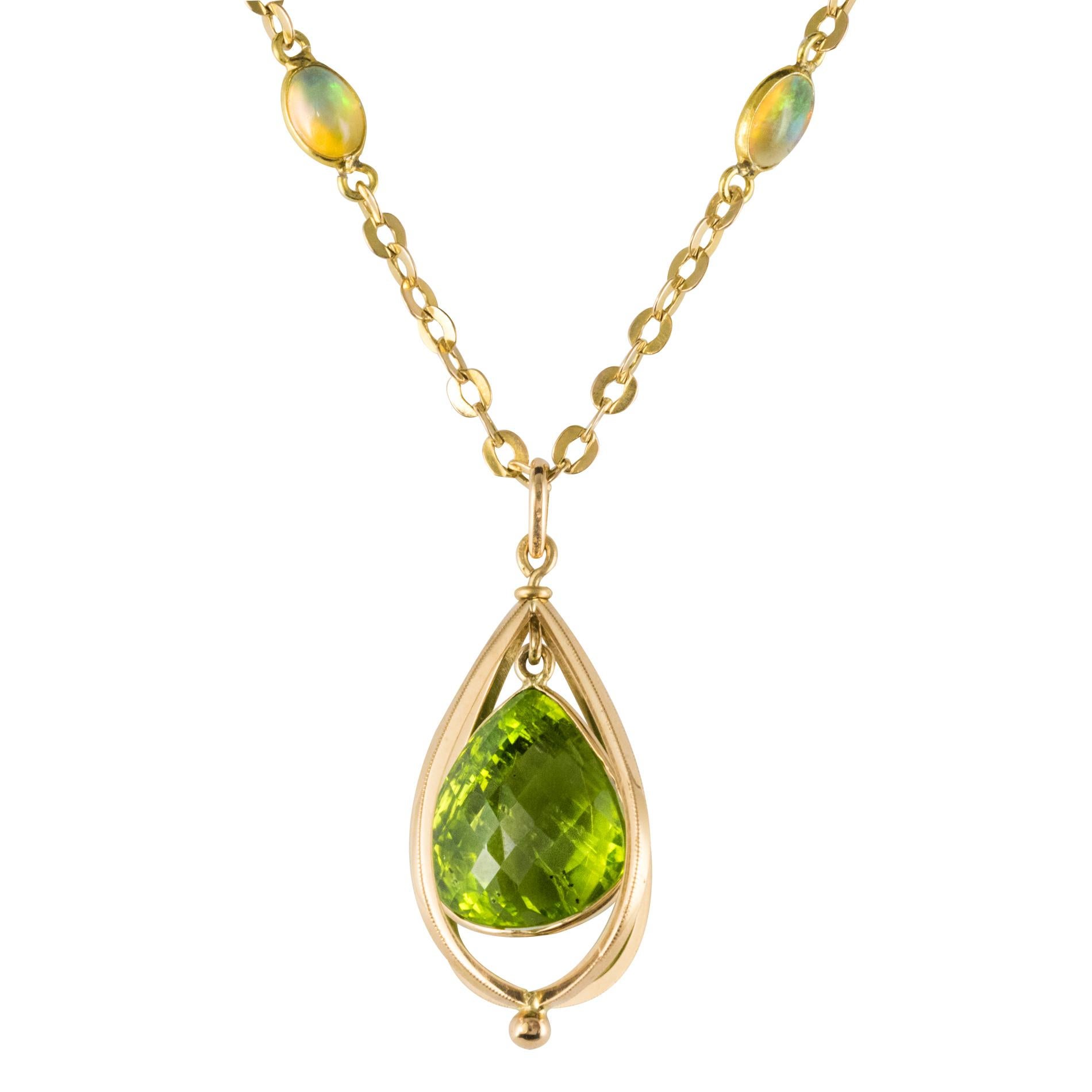 New 12, 1 Carats Peridot Pendant Chain Set with Opals Necklace