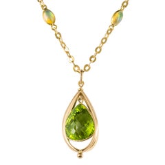 New 12,1 Carats Peridot Pendant Chain Set with Opals Necklace