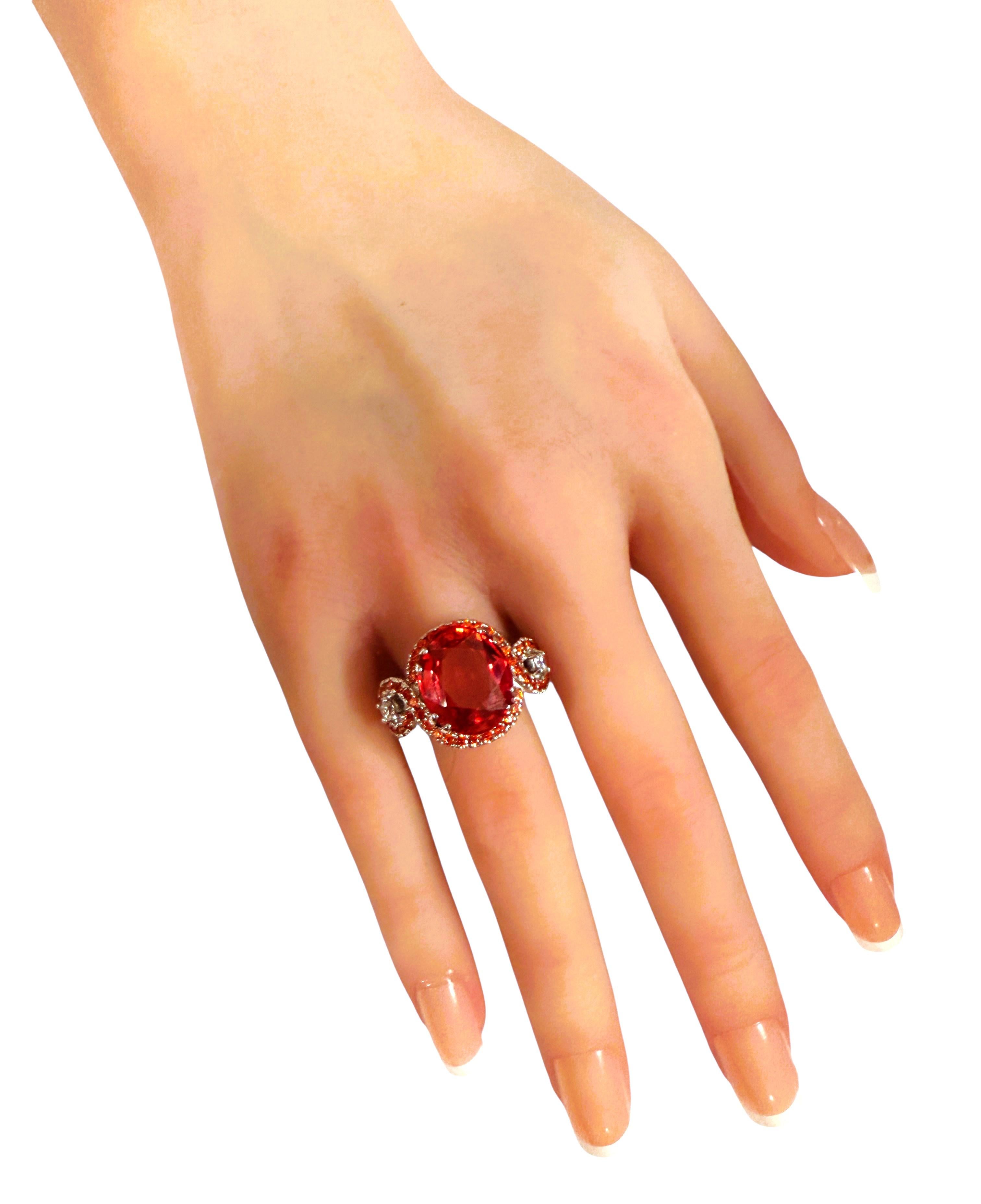 Was für ein schöner Stein in diesem Ring!  Der Ring hat die Größe 6,75.  Der Stein stammt aus Sri Lanka und ist einfach exquisit.  Es ist ein hoch bewerteter Stein.  Es ist ein oval geschliffener Stein und ist 12.70 Karat   Der Hauptstein ist 15 mm