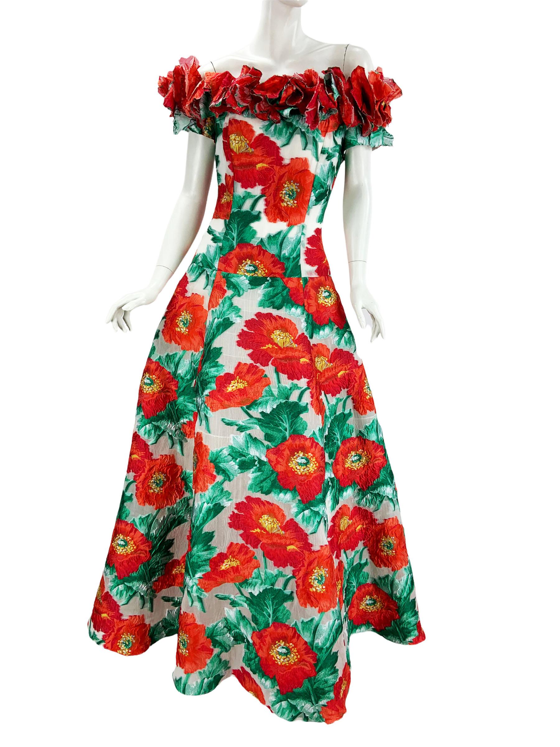 New Oscar De La Renta Poppy Flowers Off-Shoulder Dress Gown
P/F 2020 Collection
Designer US size - 6
62% Silk, 30% Polyester, 8% Nylon. Lining - 100% Silk. 
Three Dimensional Poppy Flowers with Green Leaves makes Illusion of Being Real. 
Finished