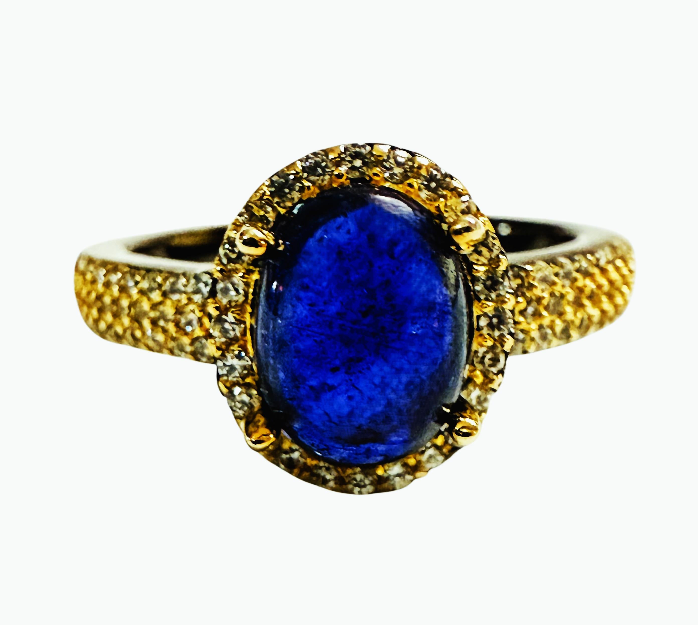 Dies ist ein sehr schöner und reich aussehender Ring. Der Stein stammt aus Afrika.  Es ist ein schöner Cabochon Stein und ist 1,30 Karat. Es ist ein sehr hochwertiger Stein.   Er misst 8 x 6 mm und ist umgeben von weißen Saphiren im Diamantschliff