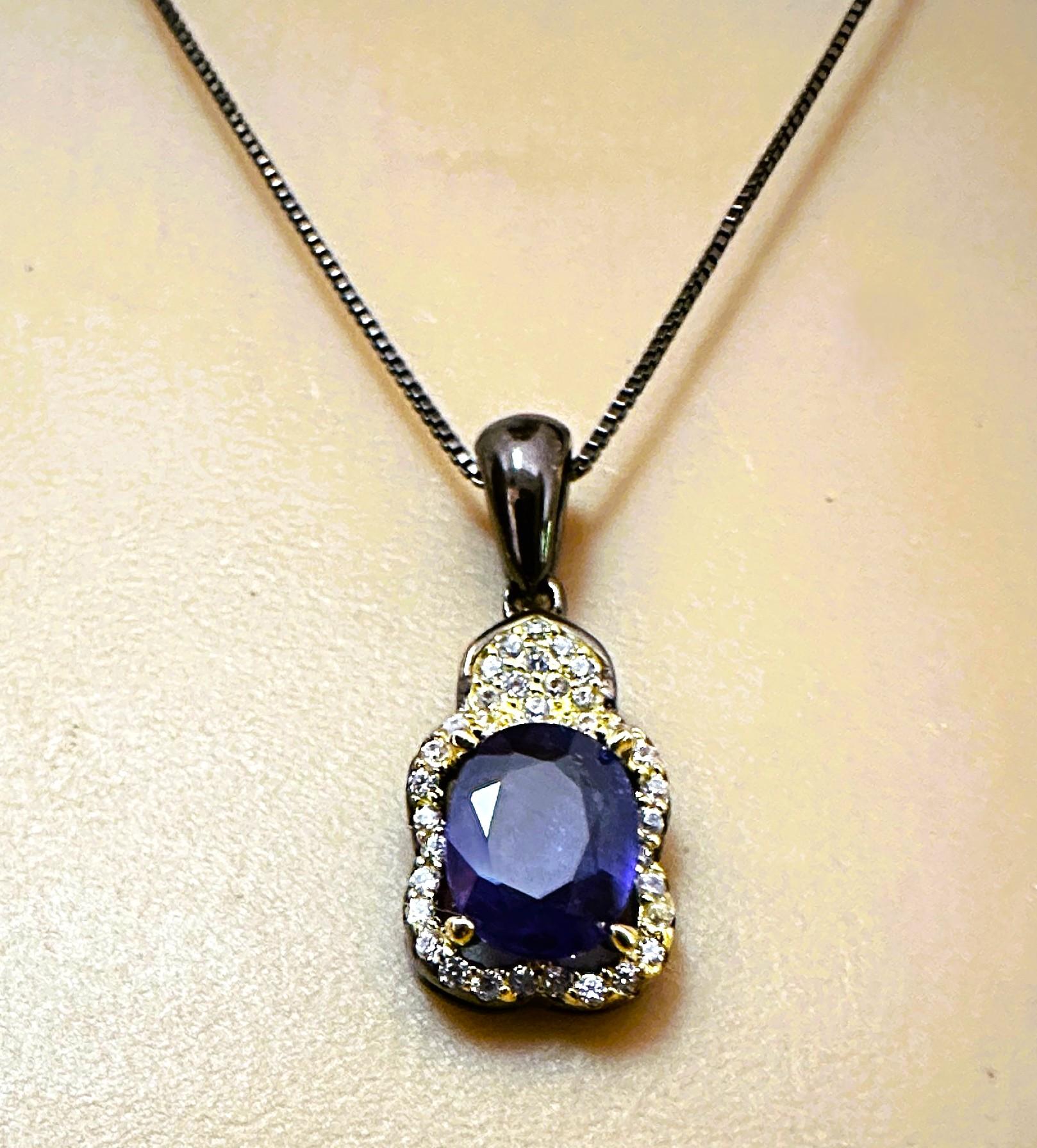 Il s'agit d'un très beau et riche collier. La pierre provient d'Afrique. Il s'agit d'une belle pierre ovale de 1.30 carats. C'est une pierre de très haute qualité.  Il mesure 8,5 x 6 mm et est entouré de saphirs jaunes et blancs taillés en diamant.