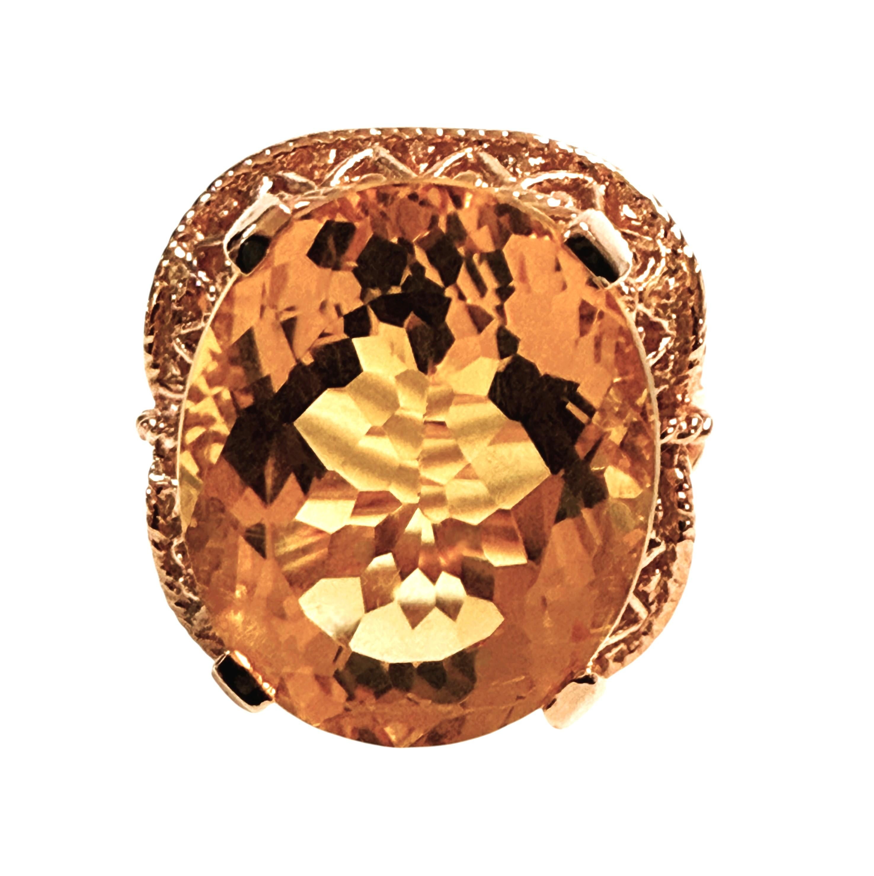 La piedra procede de Sri Lanka y está bellamente tallada y es exquisita. Es una piedra Citrino Amarillo Dorado y mide 13,20 quilates.  Es una piedra ovalada de talla fantasía, mide 17 x 14,2 mm y está engastada en una bonita banda de plata de ley