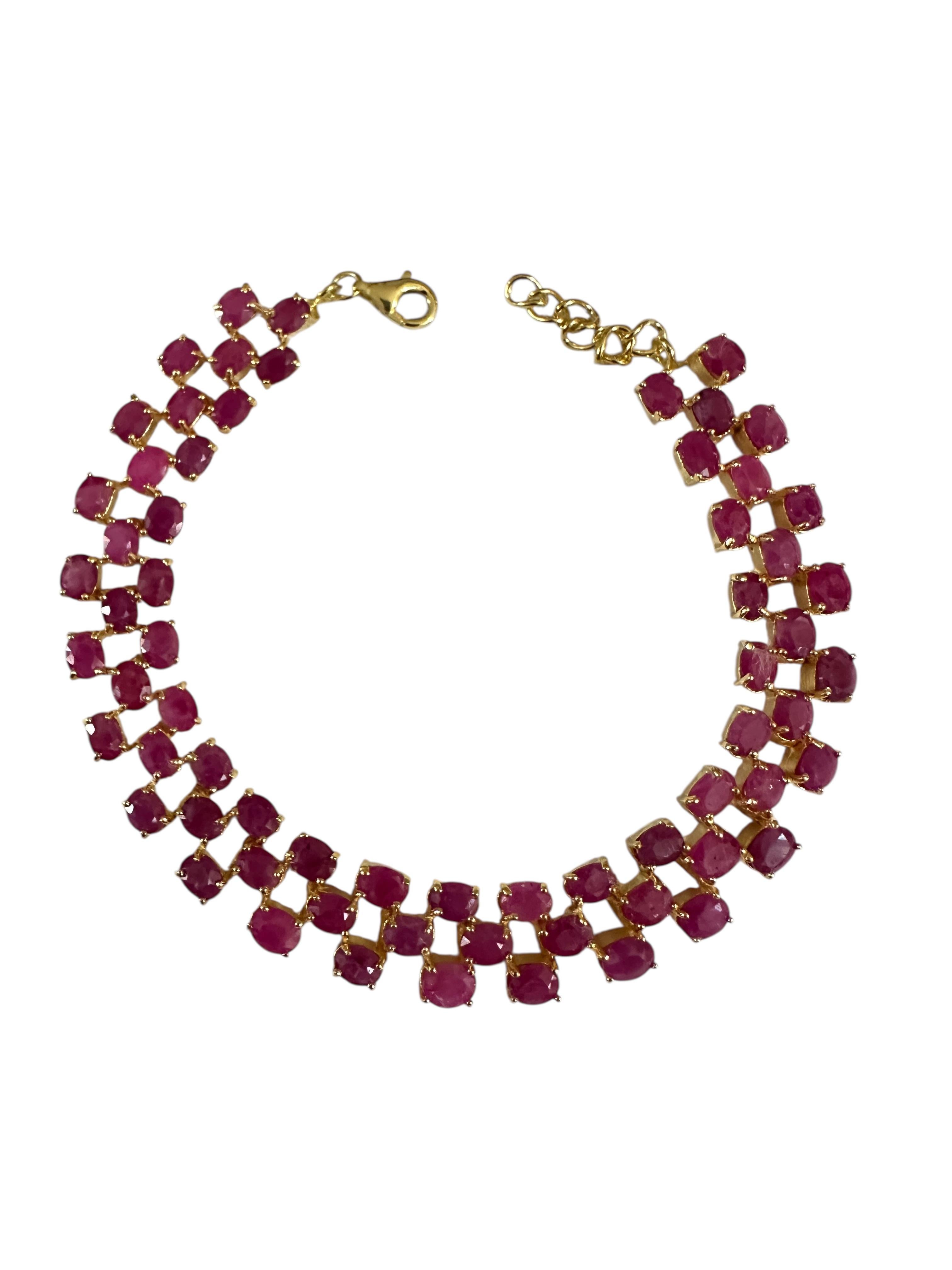 Questo braccialetto è davvero bellissimo.  È un braccialetto davvero affascinante.   Le pietre provengono dall'Africa e sono rubini dal taglio ovale di 5 x 3 mm per un totale di 13,86 carati.  Ci sono 66 rubini.  Misura 7,25 pollici e ha