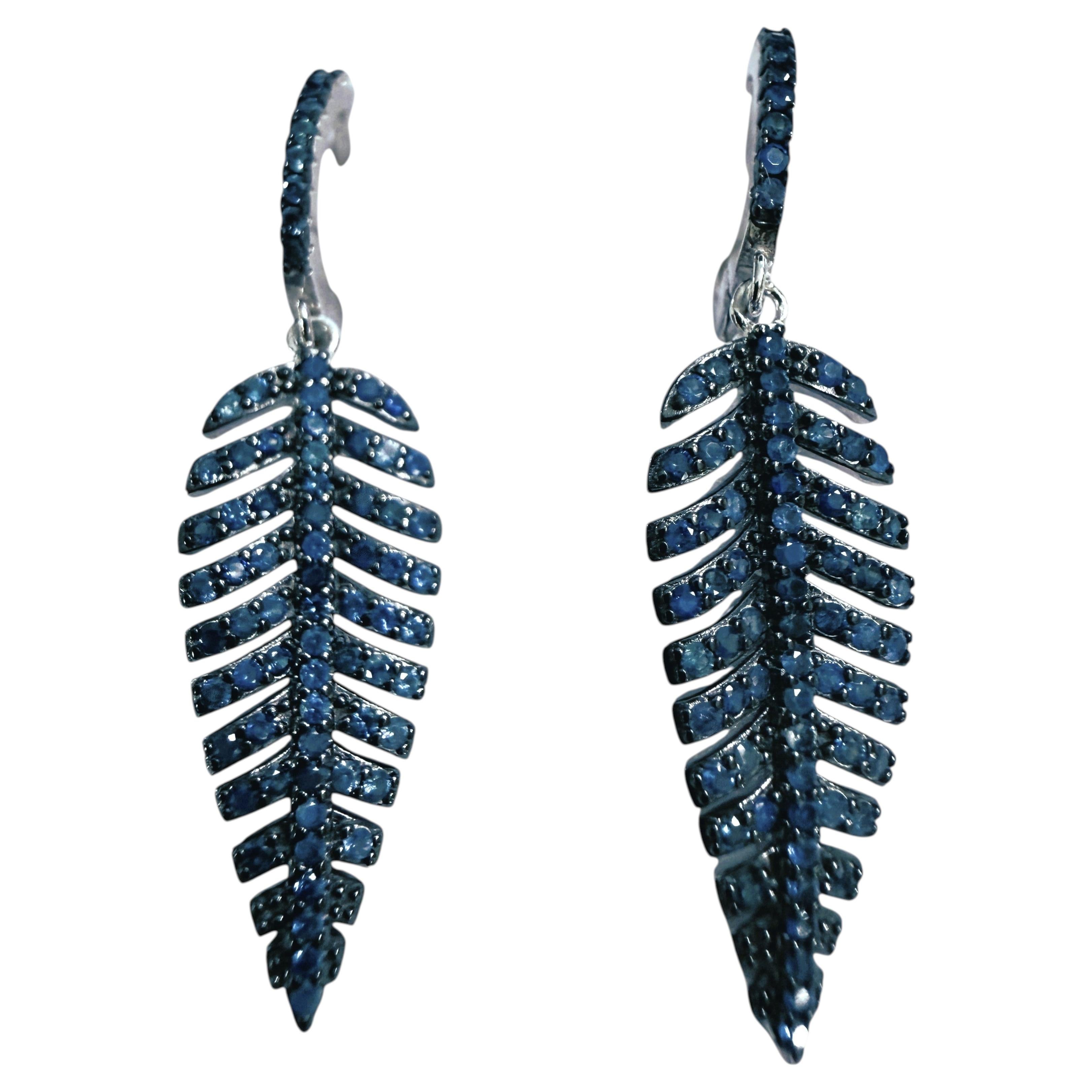 &New Ohrringe aus 14-karätigem Weißgold und Sterlingsilber mit Pavé-Besatz aus blauen Saphiren (1,4 Karat) in Blattform