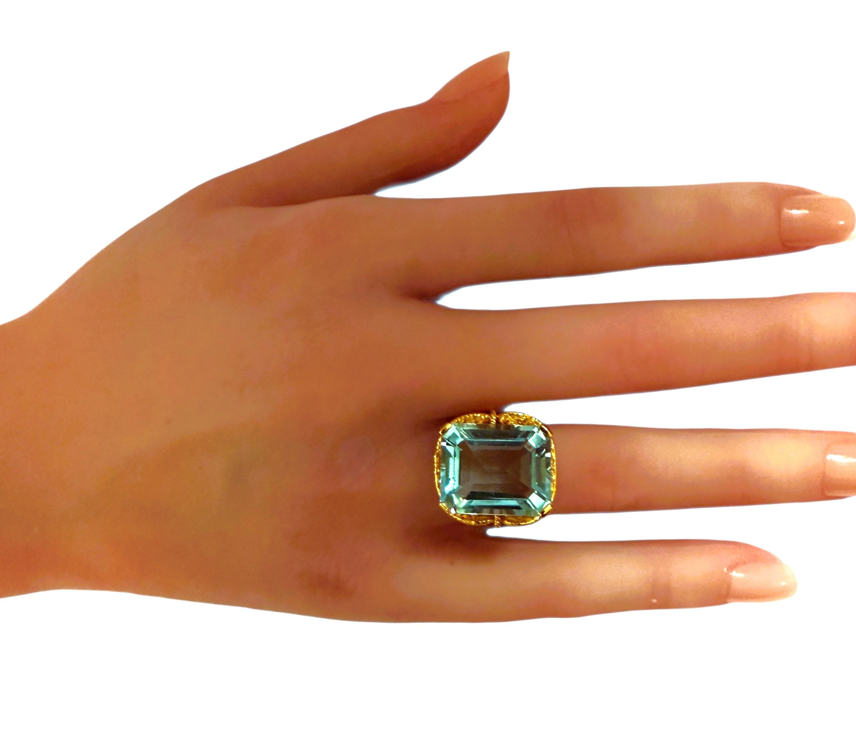 Der Stein stammt aus Brasilien und ist einfach exquisit. Der Ring hat die Größe 6,25.  Der Stein ist ein Aquamarin im Smaragdschliff und hat 14.10 Karat. Er misst 16,7 x 13,6 mm und sitzt auf einer wunderschönen, erhöhten Kronenfassung aus