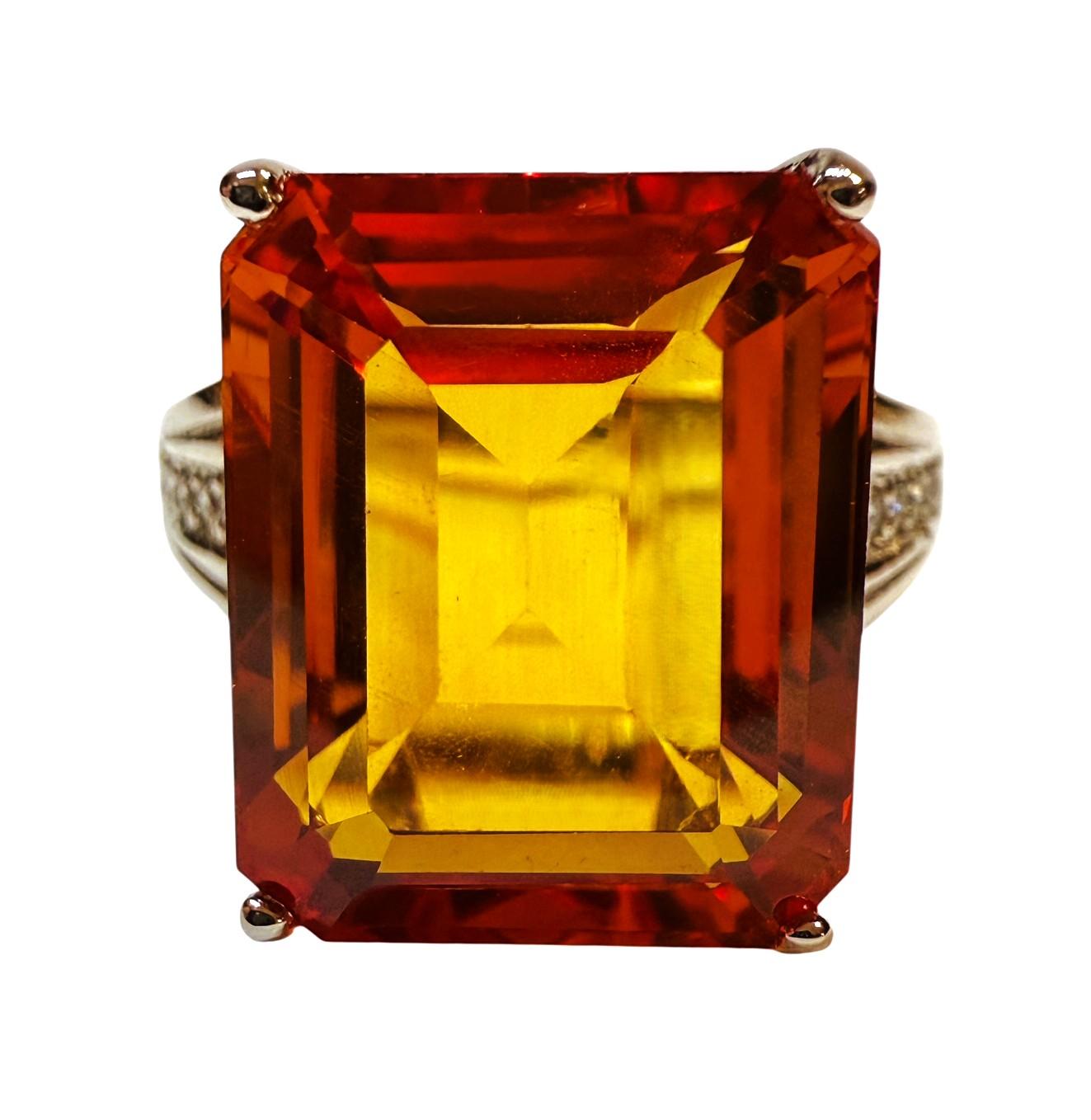 Quelle belle pierre dans cette bague !  La bague est une taille 6.75.  La pierre provient du Sri Lanka et est tout simplement exquise.  C'est une pierre très bien notée.  Il s'agit d'une pierre taillée en émeraude de 14,35 carats.   La pierre