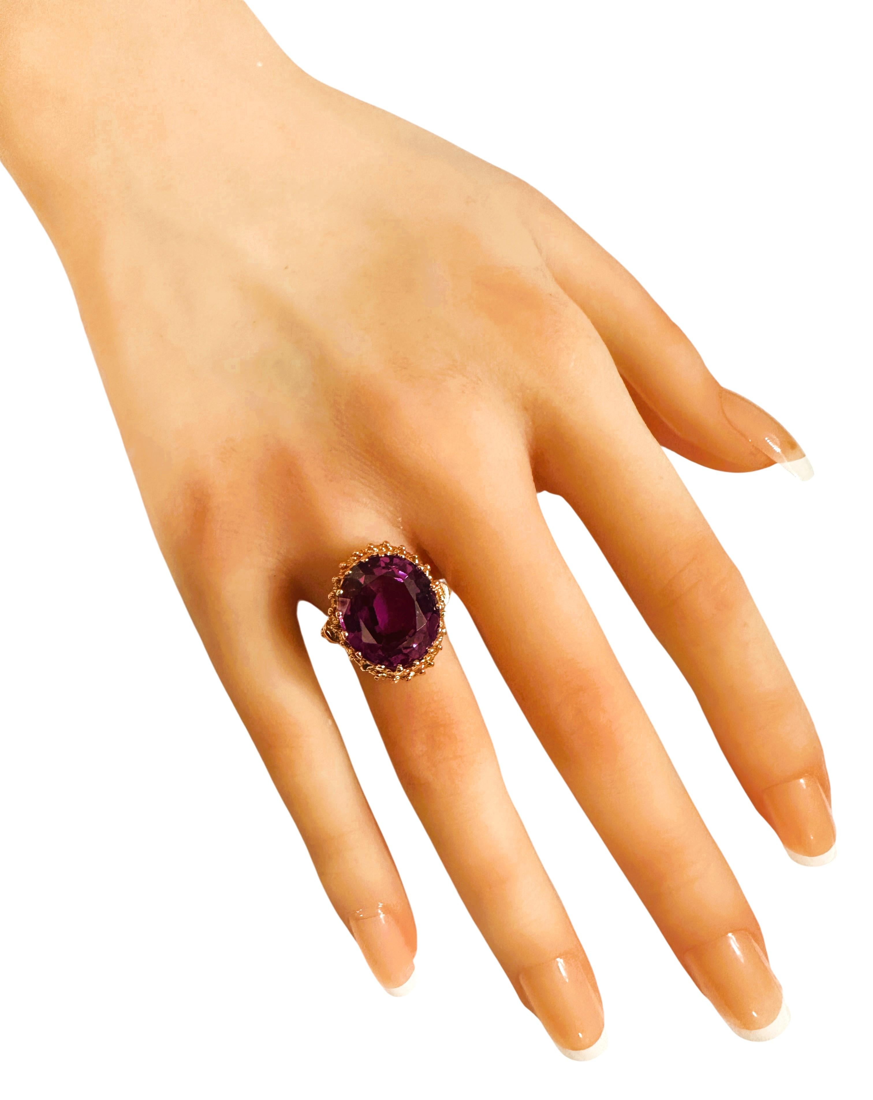 La pietra proviene dallo Sri Lanka ed è semplicemente squisita. La pietra è uno zaffiro cangiante di 14,55 carati.  La pietra, di forma ovale, misura 15 x 13,5 mm ed è incastonata in una splendida corona di diamanti placcata in oro rosa in argento