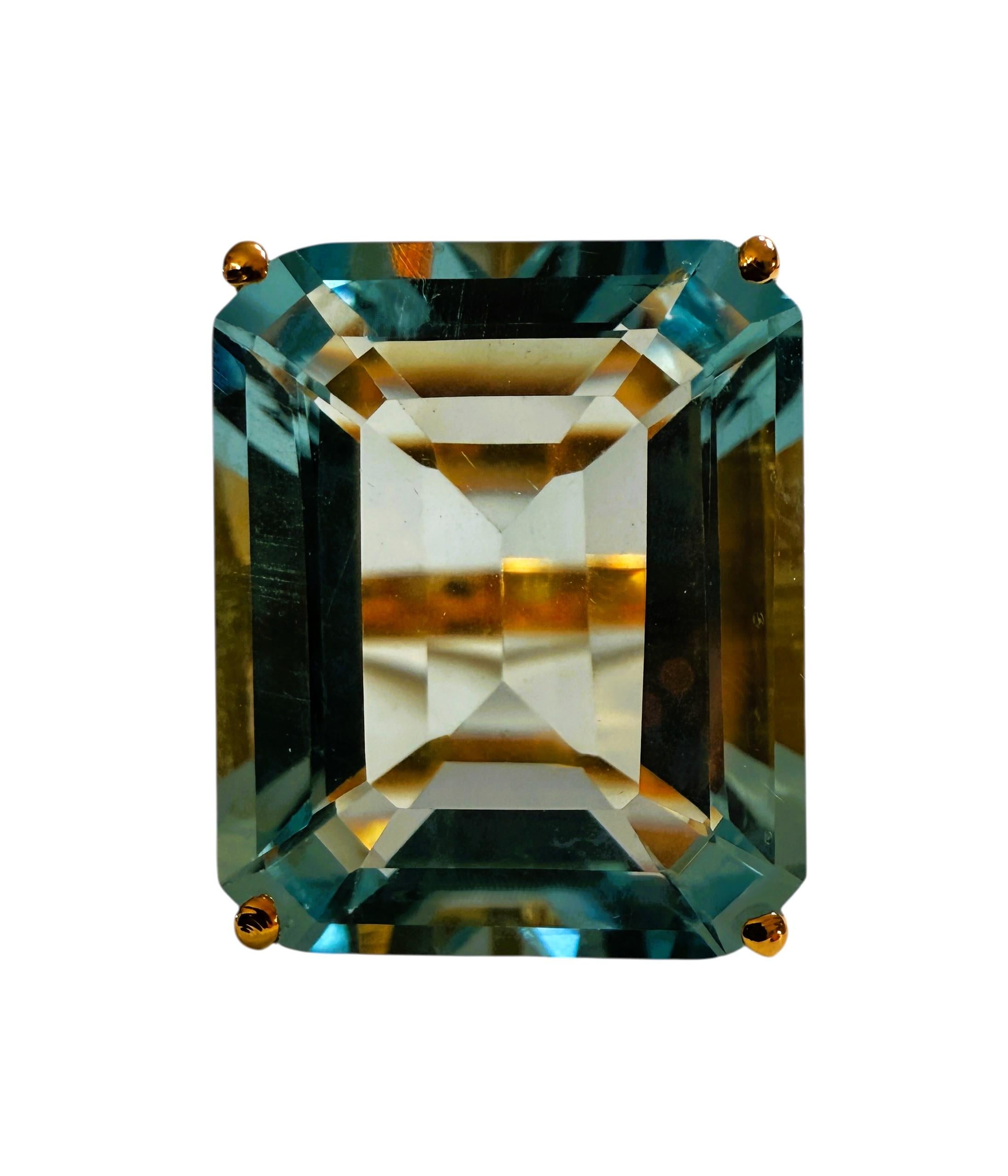 Der Stein stammt aus Brasilien und ist einfach exquisit. Der Ring hat die Größe 7,5.  Der Stein ist ein Aquamarin im Baguetteschliff und hat 14,70 Karat. Er misst 18,2 x 15 mm und ist in ein wunderschönes gelbvergoldetes Band aus 925er