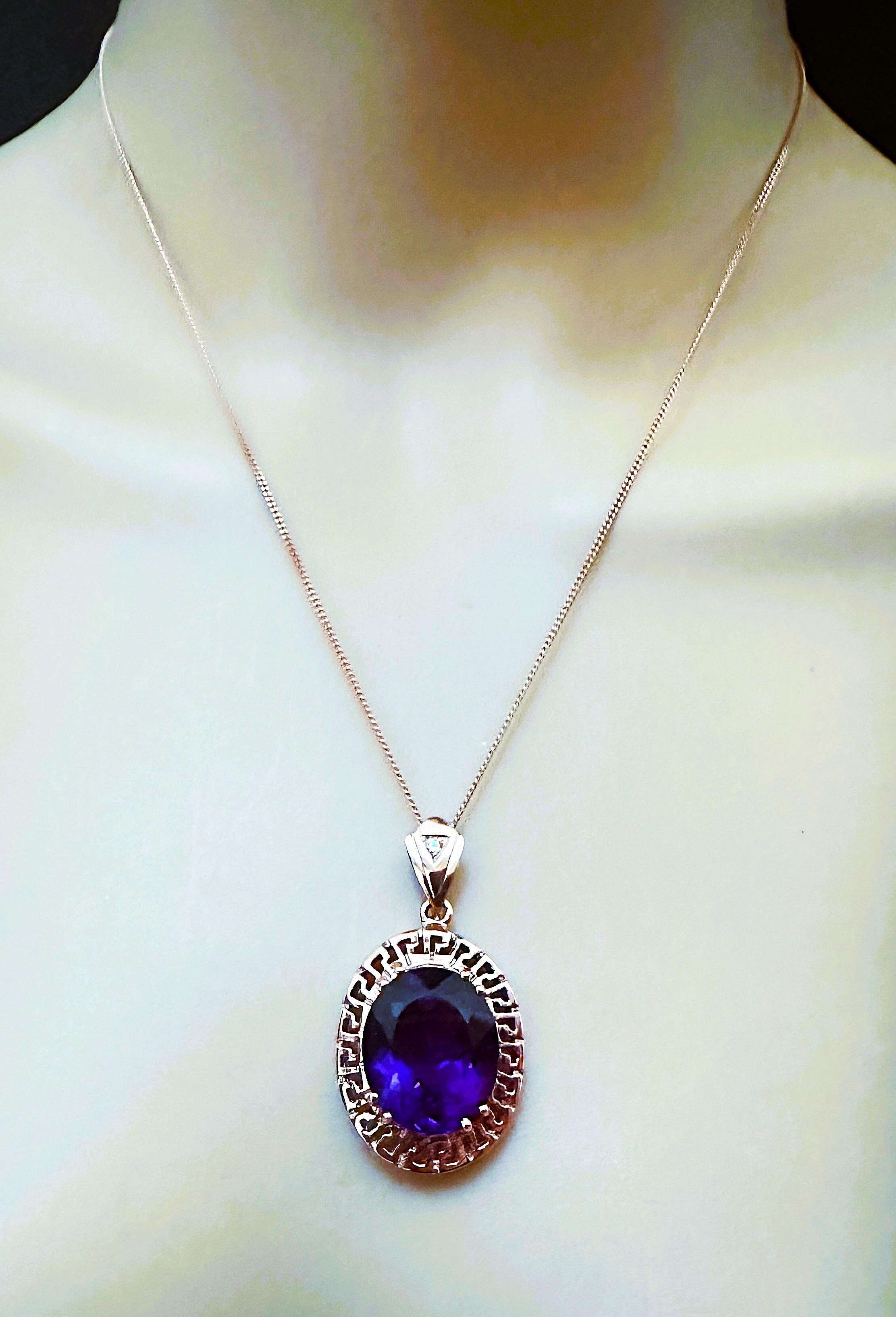 Der Stein stammt aus Brasilien und ist einfach exquisit. Der Stein ist ein Amethyst mit ovalem Schliff und hat 14.2.0 Karat. Er misst 18 x 15,3 mm.  Er ist in einer schönen filigranen Fassung aus 925er Sterlingsilber in Roségold gefasst.  Auf dem