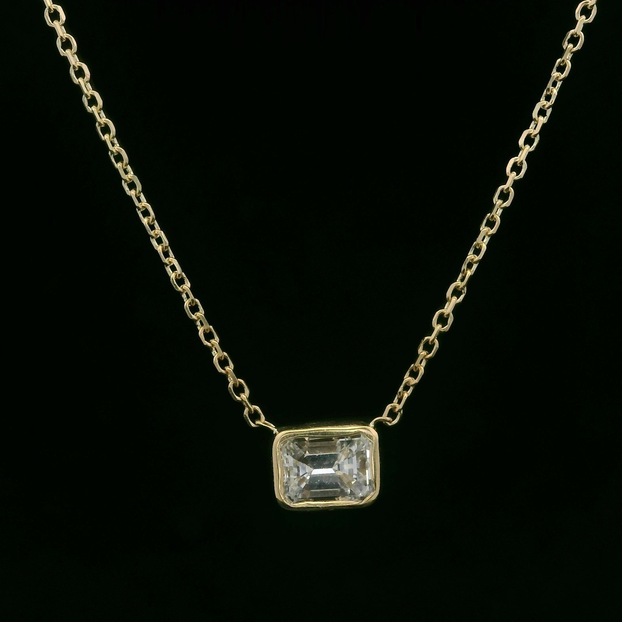 -Pierre(s)
(1) Diamant naturel véritable - taille émeraude - monture - couleur G - pureté VS2 - 4,41 x 3,09 mm (approx.) - 0,36 ctw (approx.)

MATERIAL : Or jaune 14k massif
Poids : 1,7 grammes
Type de chaîne : Ajustable à 16