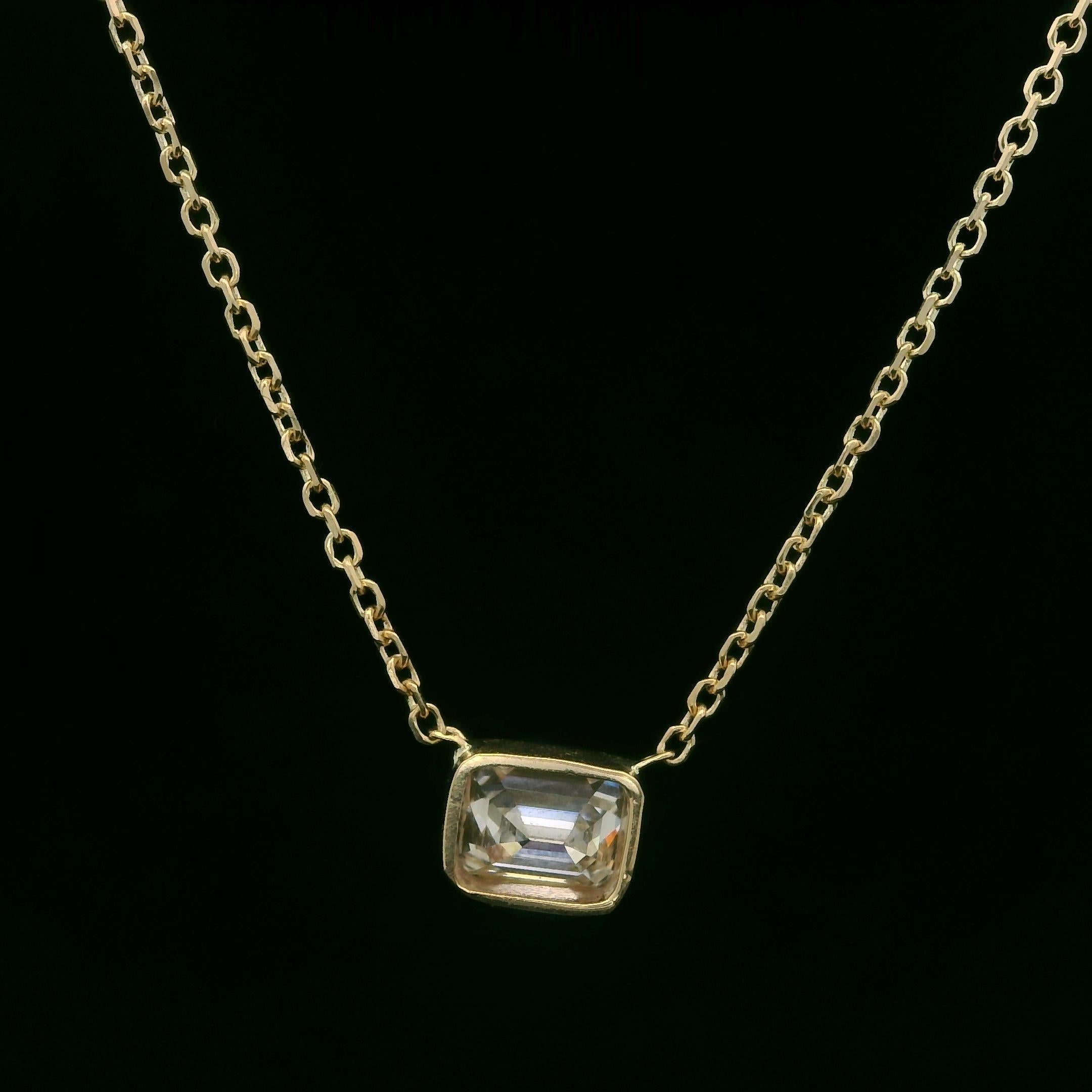 Taille émeraude NOUVEAU collier pendentif solitaire en or 14 carats avec lunette et diamant taille émeraude 0,36 carat en vente