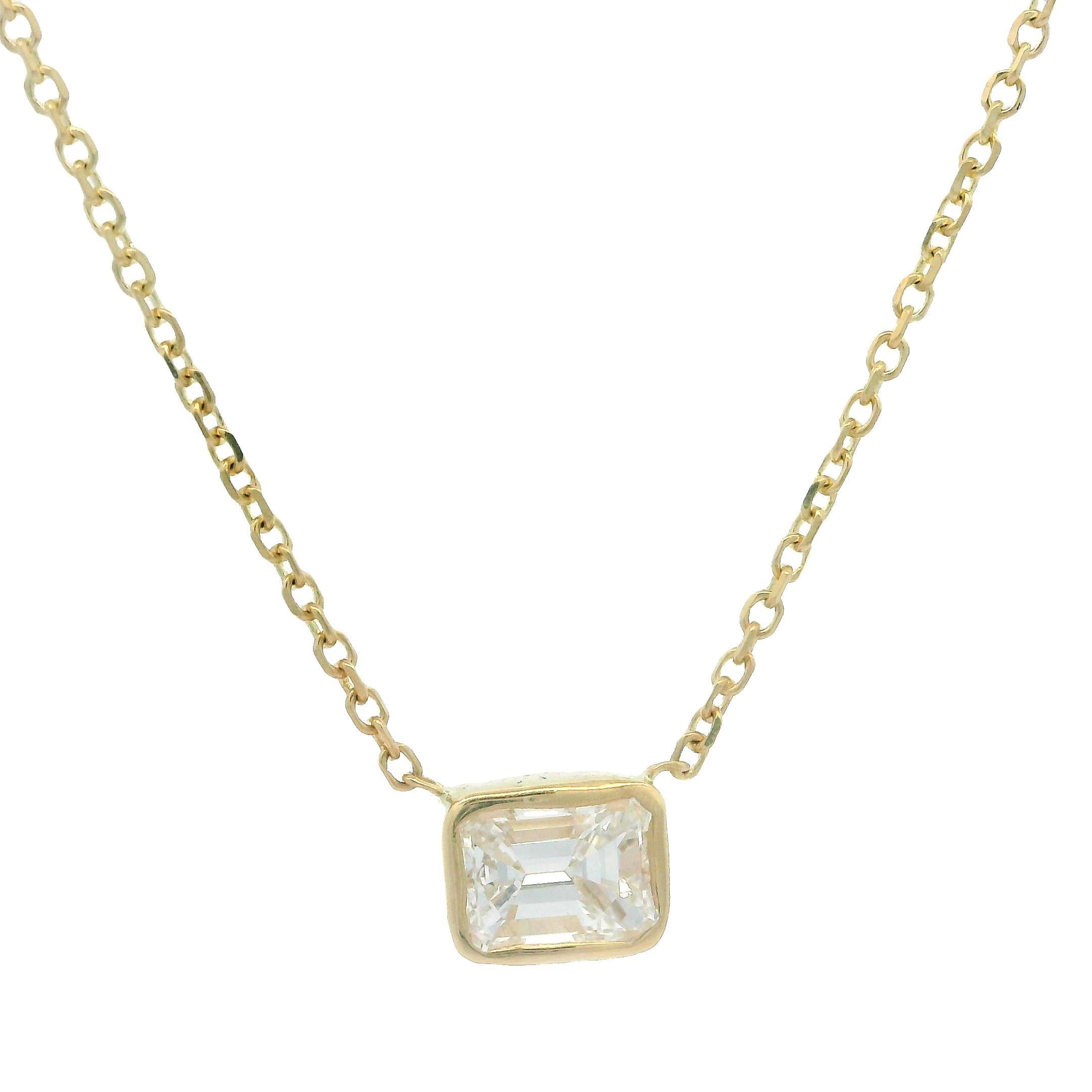 NOUVEAU collier pendentif solitaire en or 14 carats avec lunette et diamant taille émeraude 0,36 carat Pour femmes en vente