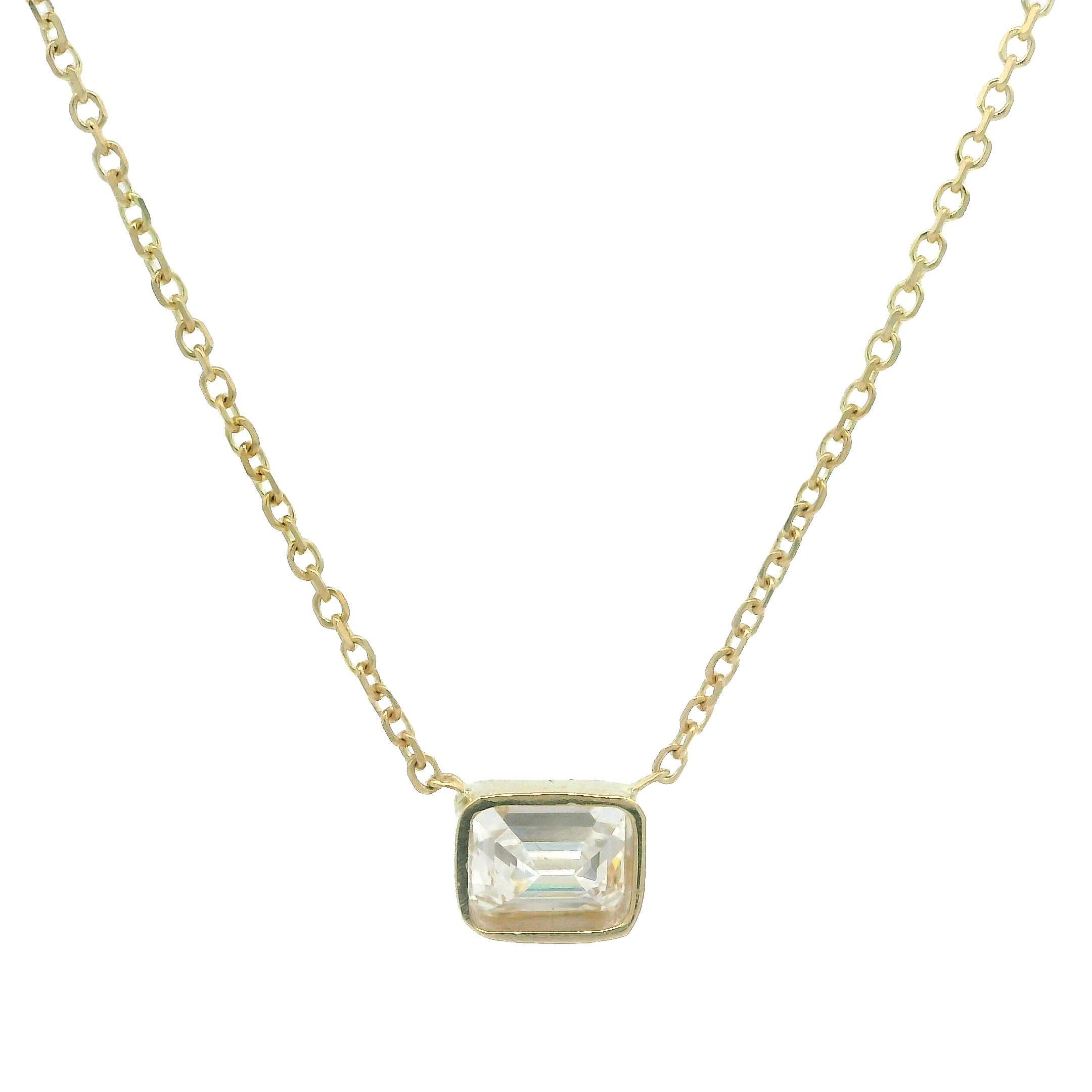 NOUVEAU collier pendentif solitaire en or 14 carats avec lunette et diamant taille émeraude 0,36 carat en vente 1
