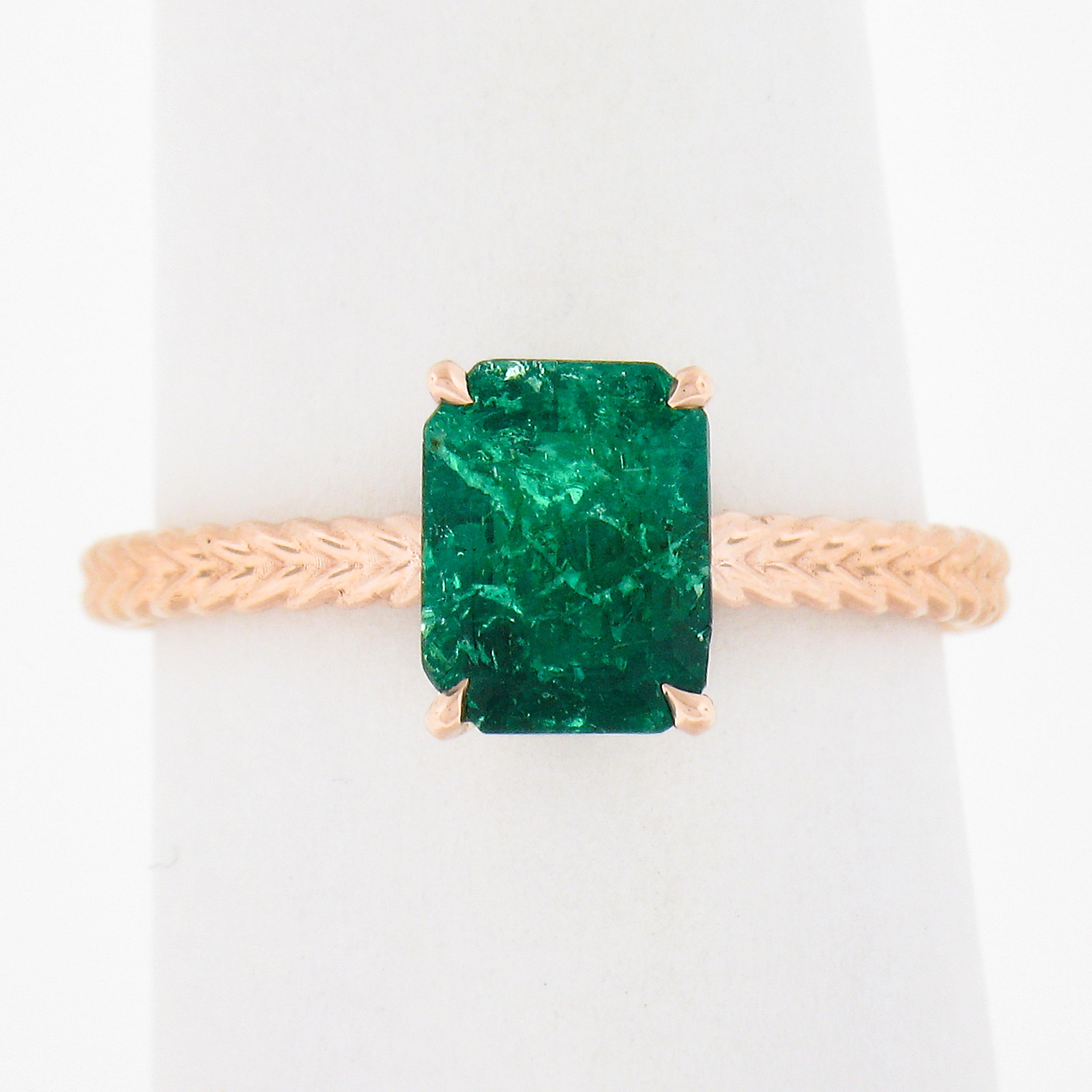 Hier haben wir einen neuen, wunderschönen Solitärring, der aus massivem 14-karätigem Roségold gefertigt wurde. In der Mitte befindet sich ein achteckiger Smaragd, der in der Mitte mit einer Zacke gefasst ist. Das zierliche, schlicht-elegante