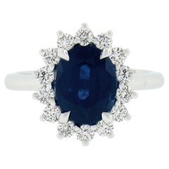Bague de Ceylan en or 14 carats avec saphir bleu ovale et halo de diamants ronds de 3,23 carats certifiés GIA
