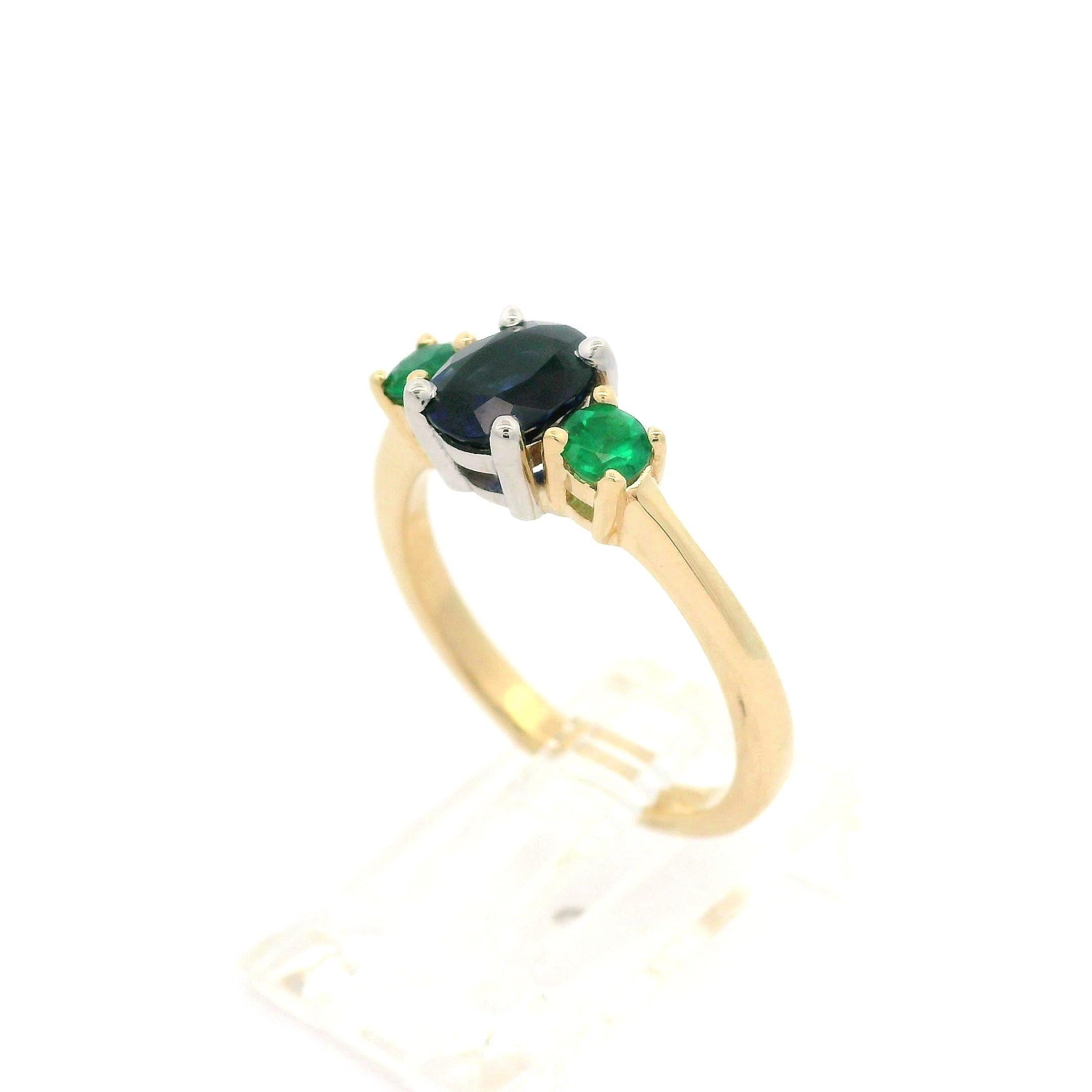 Neuer 14k Gold GIA 1,27ctw Oval Saphir & runder Smaragd Seiten 3 Stein Ring (Ovalschliff) im Angebot