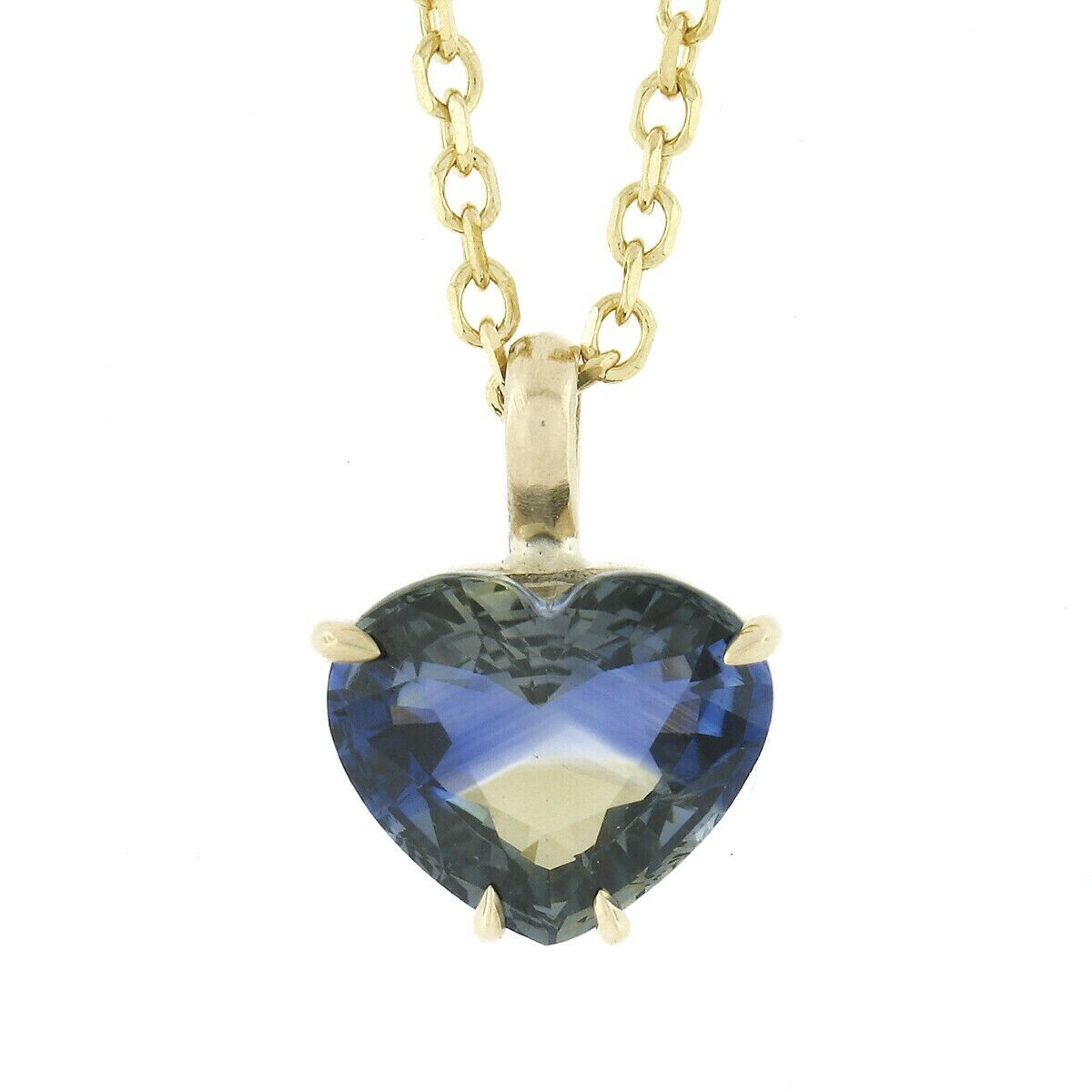 Nous vous présentons ici un magnifique pendentif solitaire fait main, tout neuf et réalisé en or jaune massif 14 carats. Il s'agit d'un saphir en forme de cœur de taille brillant, certifié par le GIA, très unique et vraiment accrocheur, aux couleurs