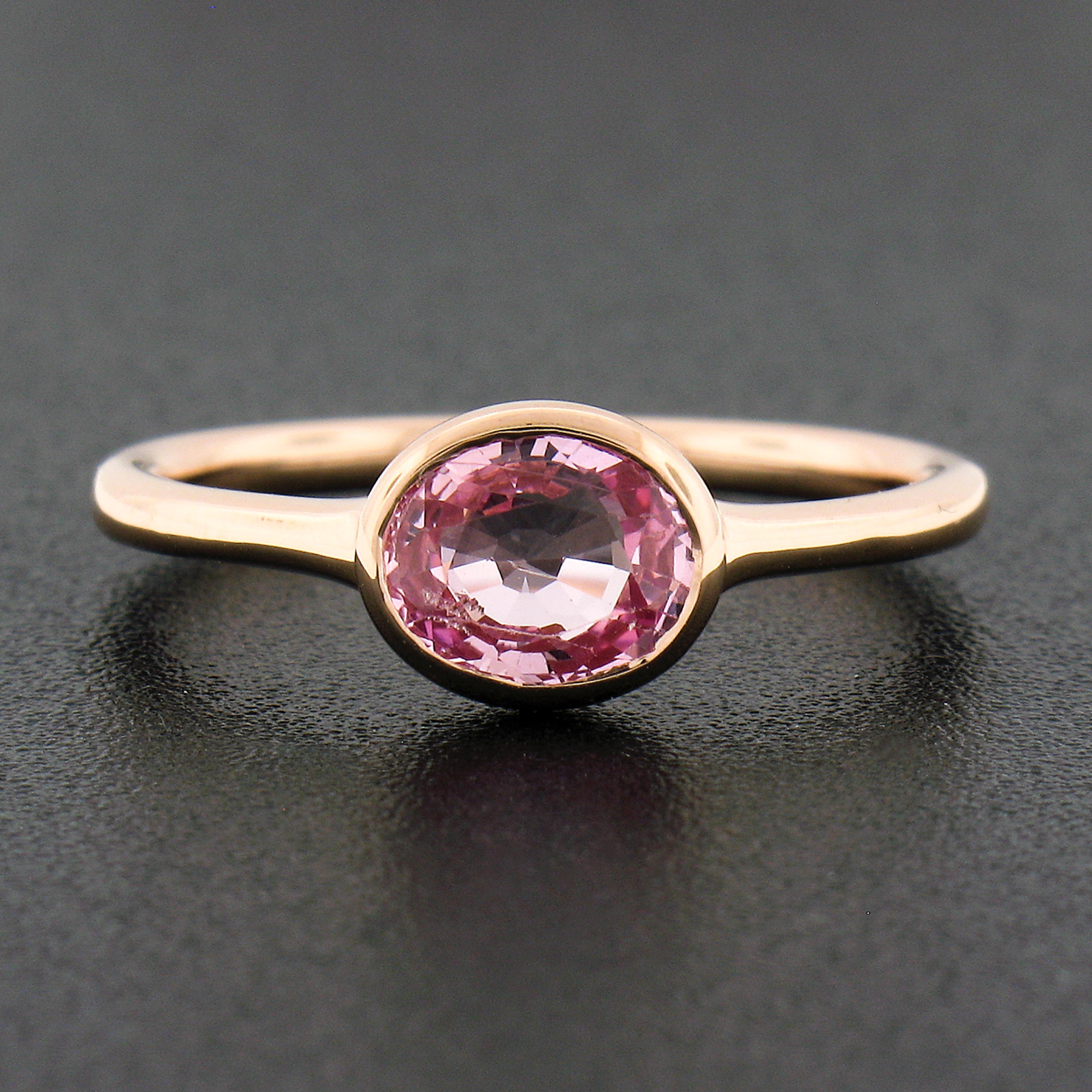 Taille ovale NEW 14k Rose Gold 1.29ctw GIA Oval Orangy Pink Sapphire Bezel Solitaire Ring en vente