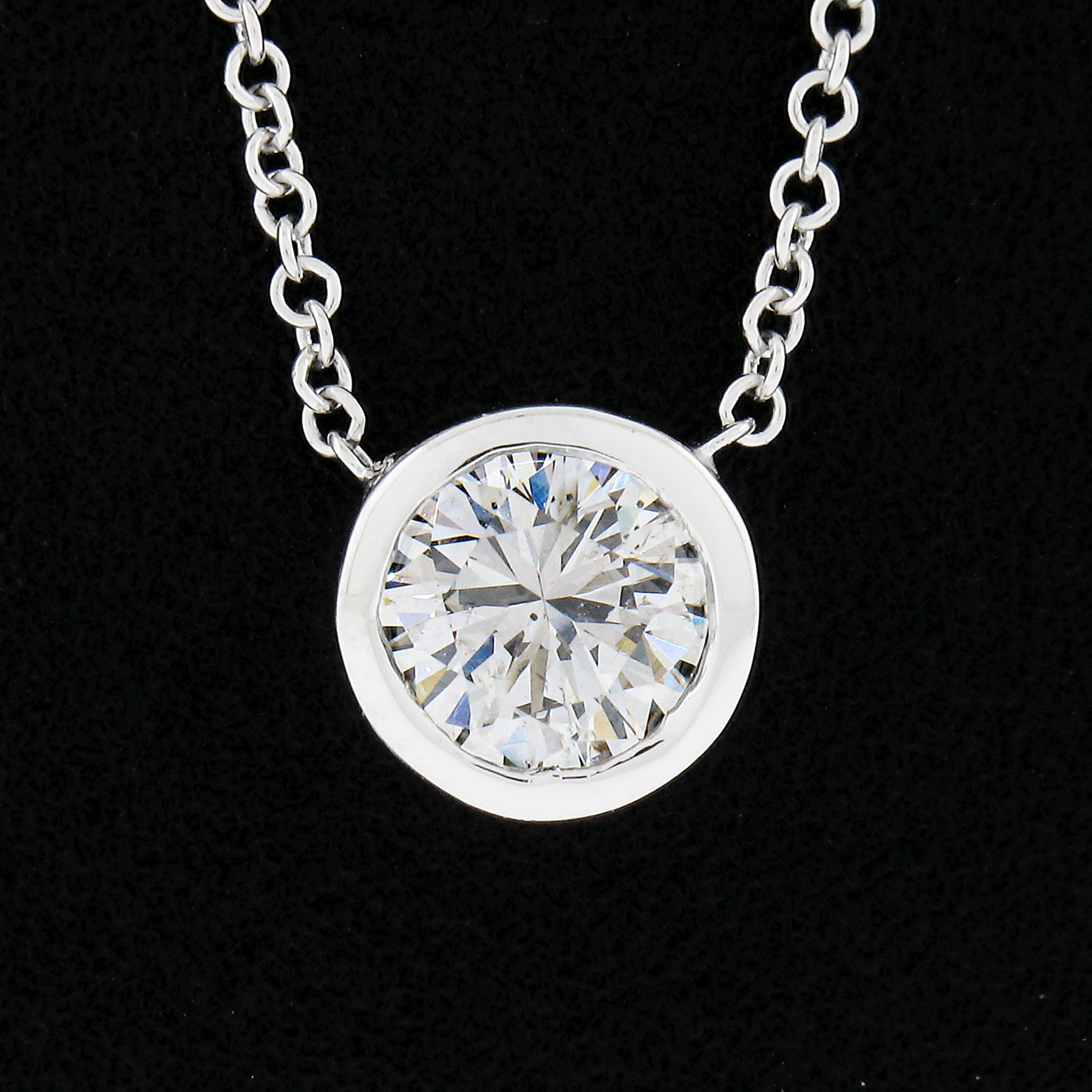 Taille ronde NOUVEAU Pendentif solitaire réglable en or blanc 14 carats avec lunette ronde et diamants 0,55 carat en vente