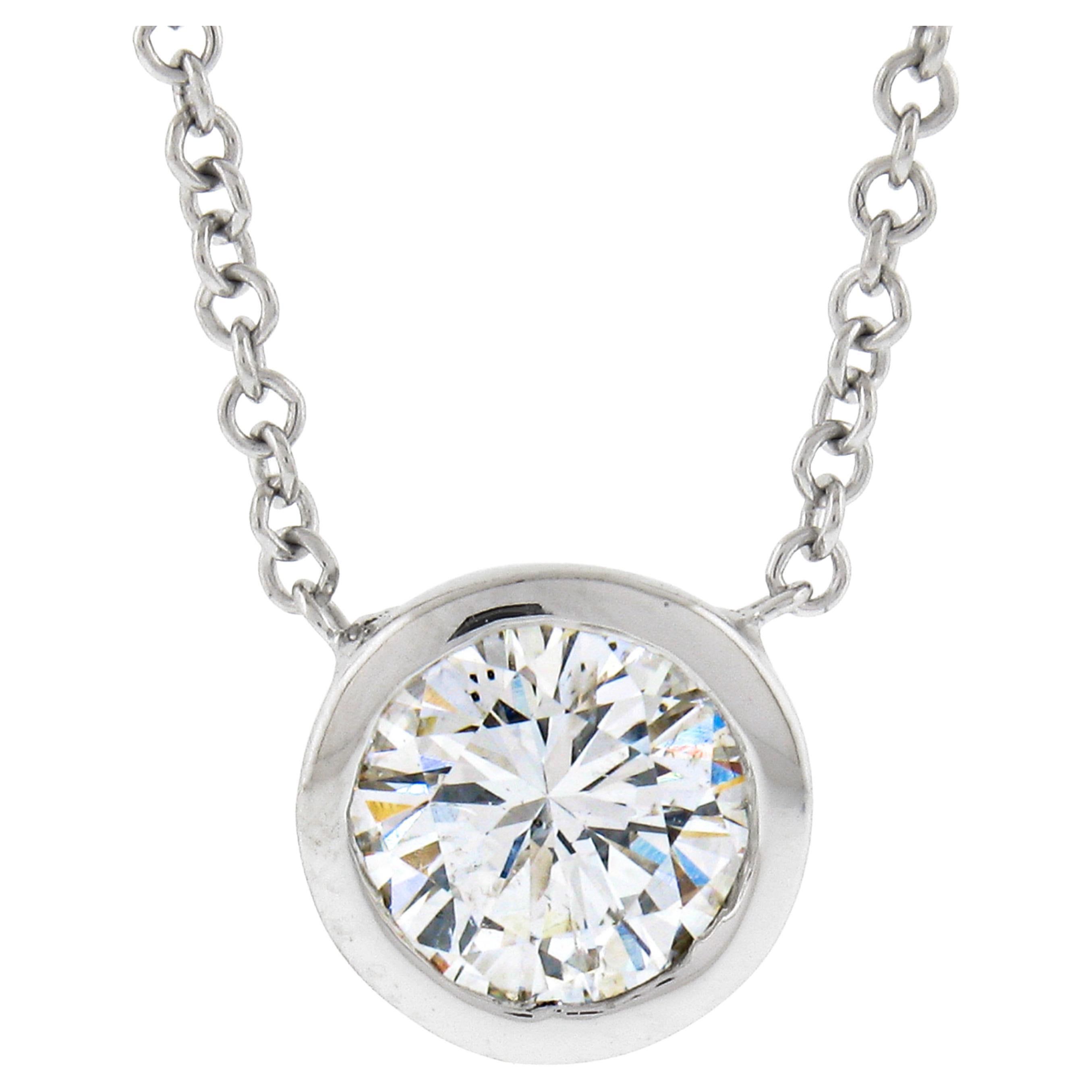 NOUVEAU Pendentif solitaire réglable en or blanc 14 carats avec lunette ronde et diamants 0,55 carat