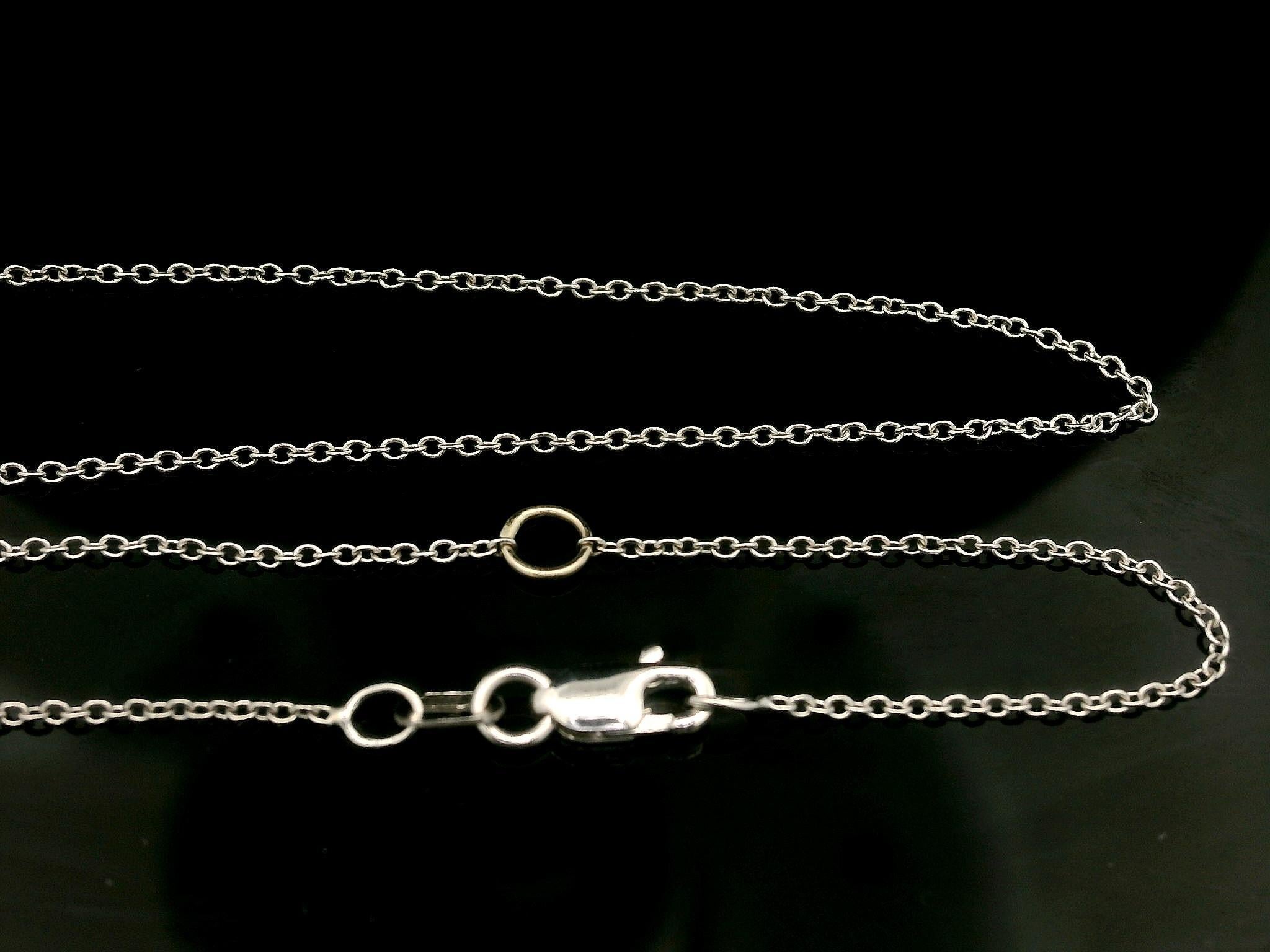 --Stein(e):--
(1) Natürlicher echter Diamant - Runder Brillantschliff - Lünettenfassung - Farbe G - Reinheit SI2 - 0,60ct (genau) 
Karat-Gesamtgewicht: 0,60 (genau)

MATERIAL: Massives 14k Weißgold
Gewicht: 1,7 Gramm
Kette Typ: 0.5mm