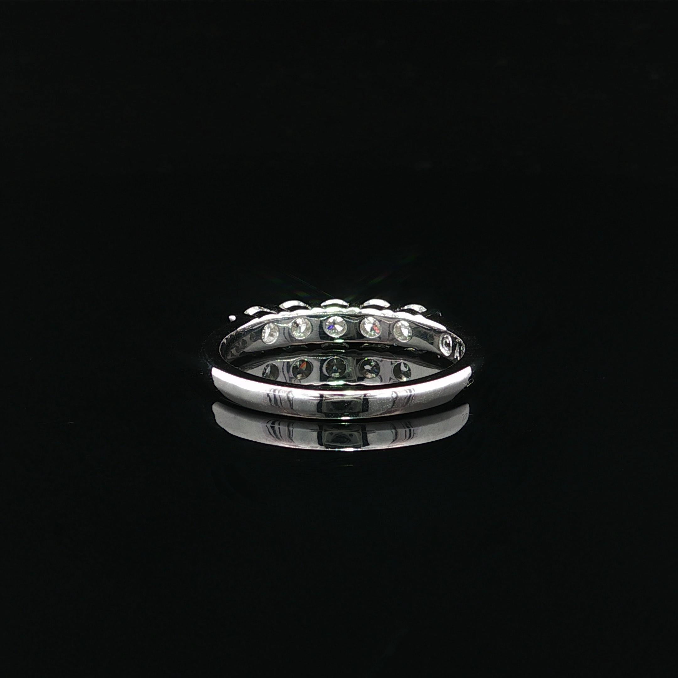 --Pierre(s) :...
(5) Diamants naturels authentiques - taille ronde brillante - sertis - couleur G/H - pureté VS1/VS2
Poids total en carats : 0,64 (exact)

MATERIAL : Or blanc massif 14k
Poids : 2.7 grammes
Taille de la bague : 6.5 (ajustée sur un