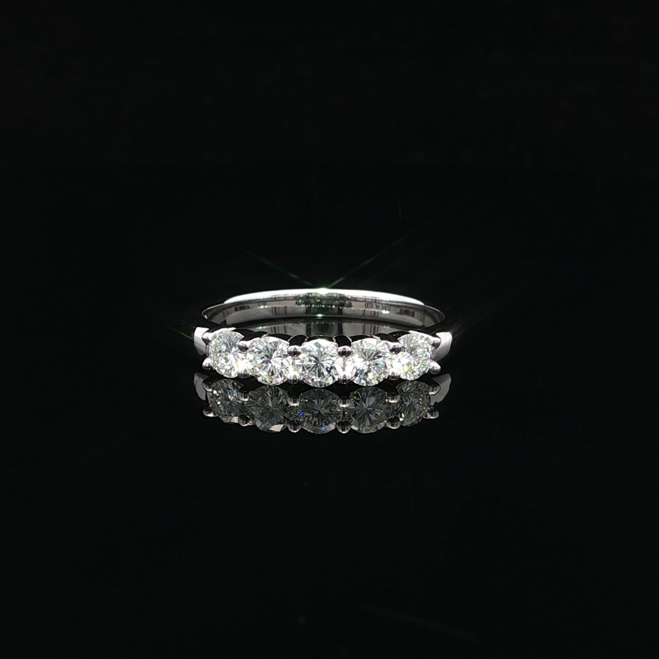 Taille brillant New 14k White Gold 0.64ct Round Diamond 5 Stone Stack Classic Band Ring en vente