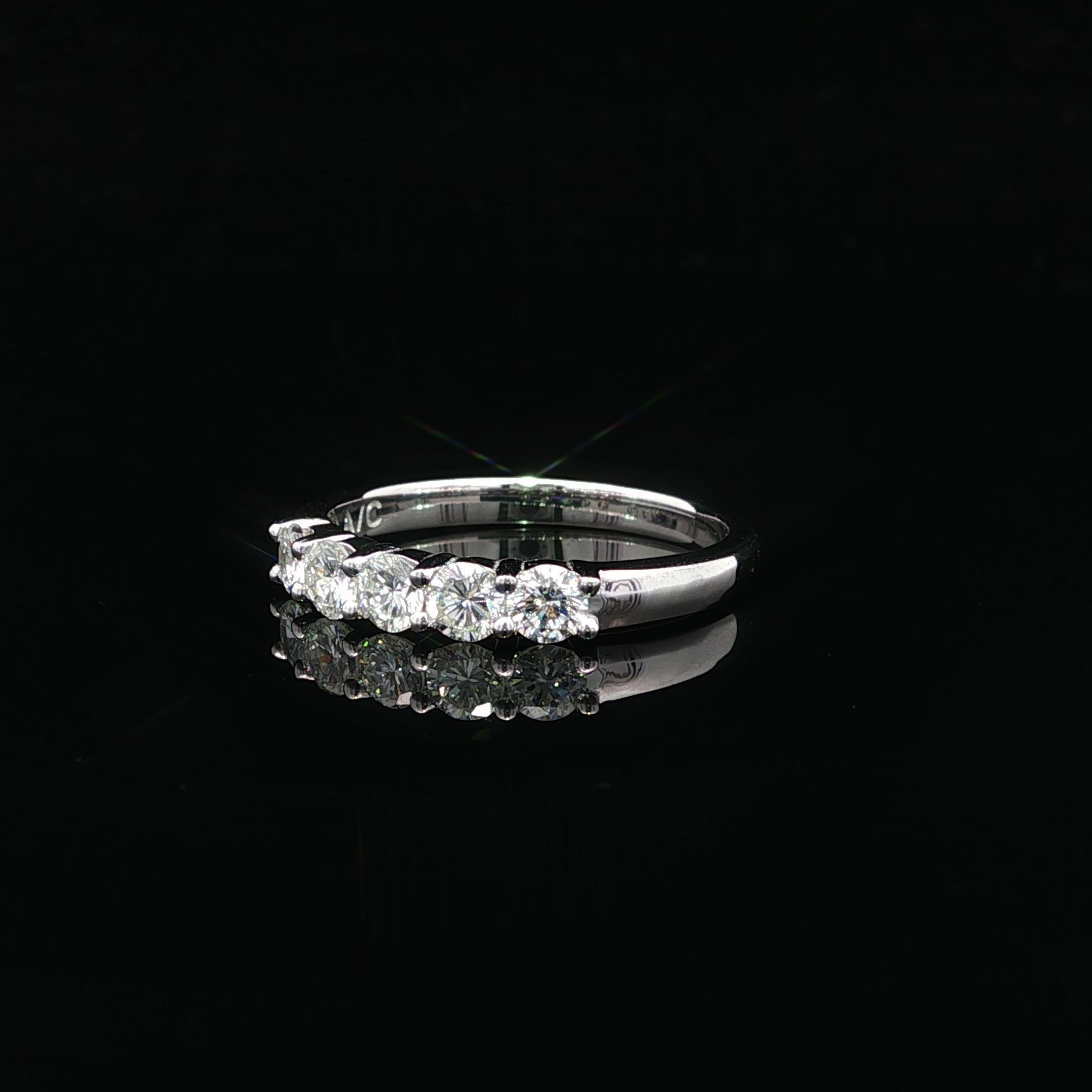 New 14k White Gold 0.64ct Round Diamond 5 Stone Stack Classic Band Ring Pour femmes en vente