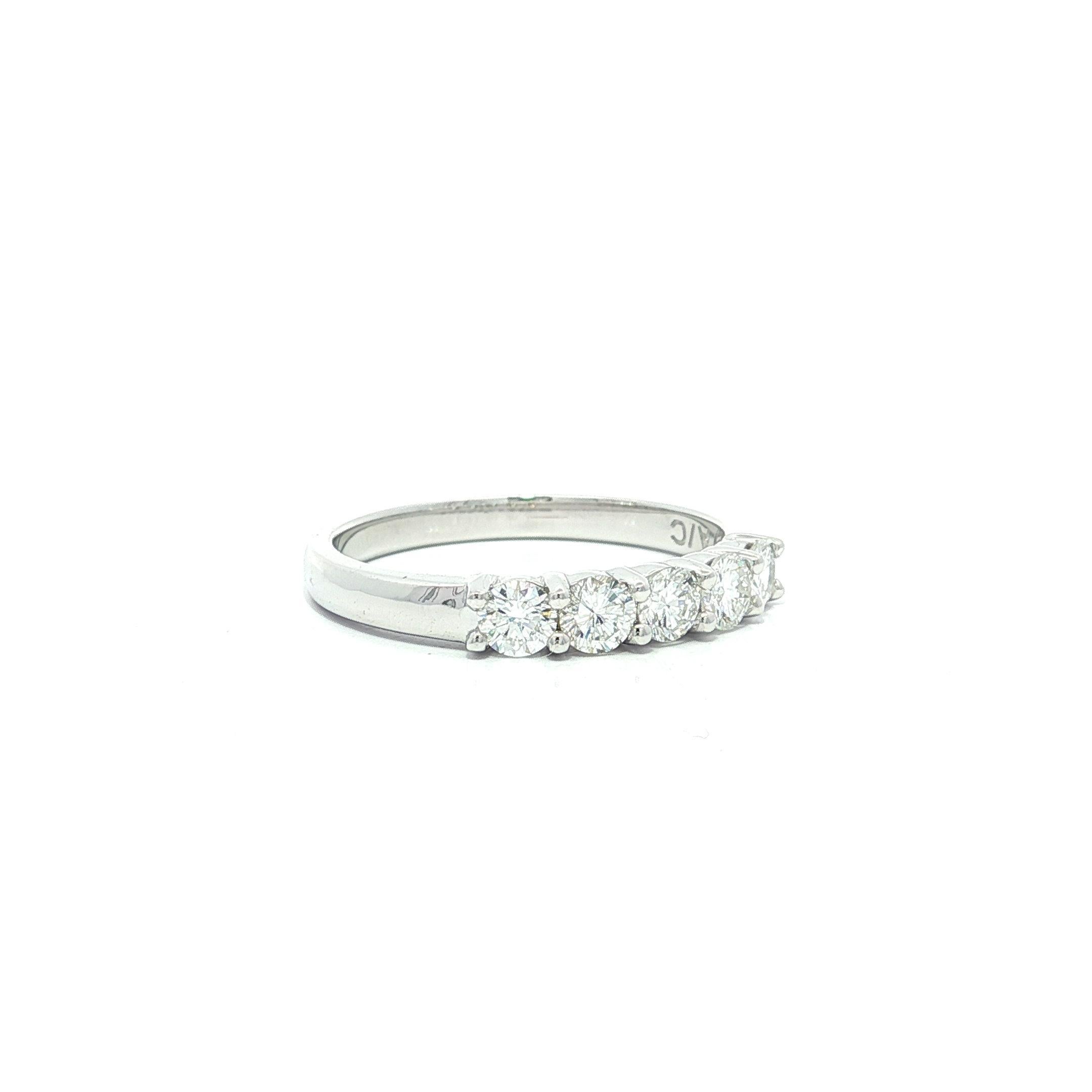 New 14k White Gold 0.64ct Round Diamond 5 Stone Stack Classic Band Ring en vente 2