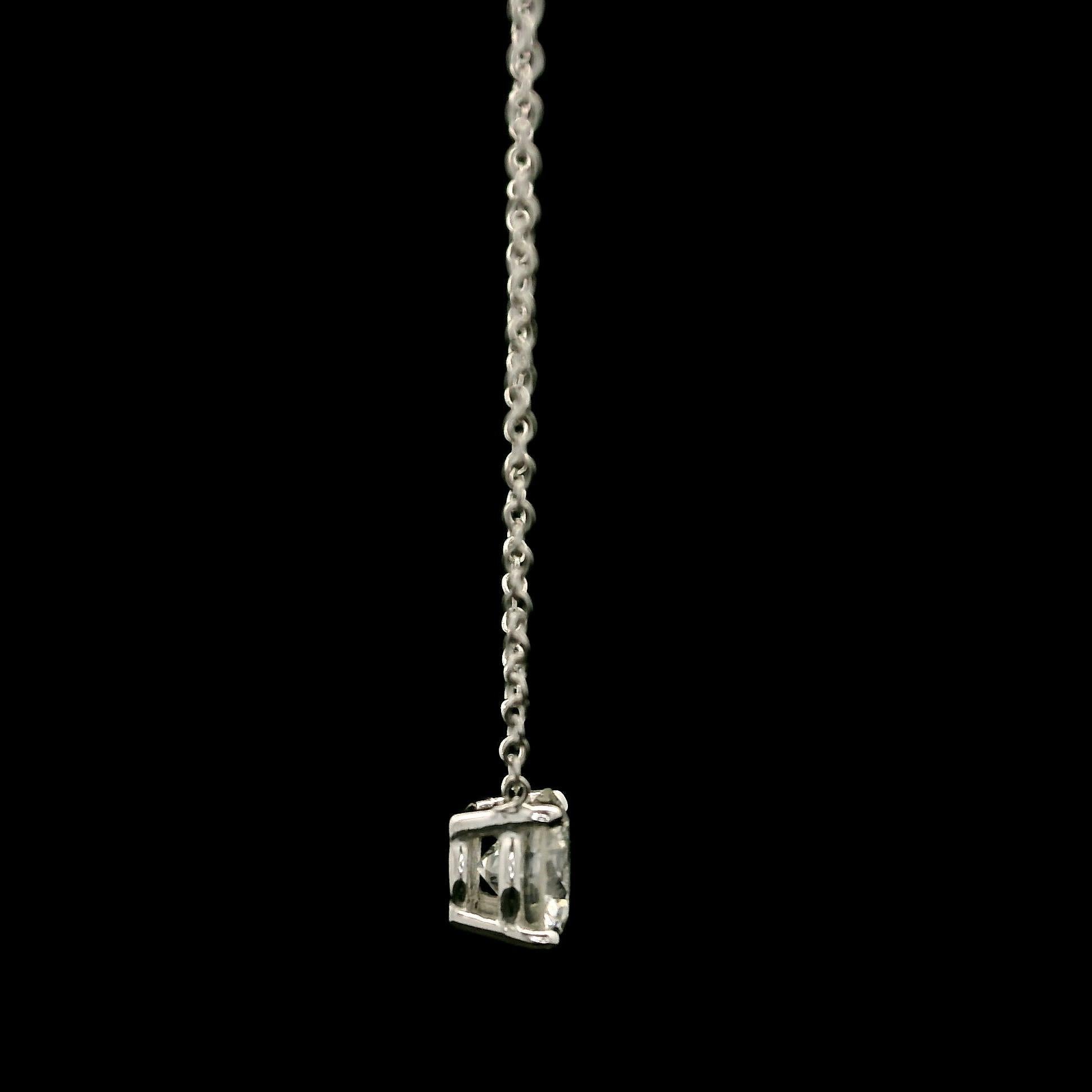 Taille brillant Pendentif solitaire réglable en or blanc 14 carats avec diamants ronds de 0,68 carat en vente