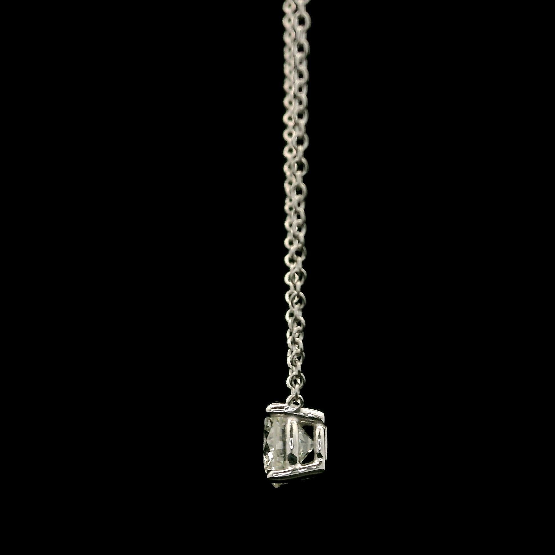 Pendentif solitaire réglable en or blanc 14 carats avec diamants ronds de 0,68 carat Pour femmes en vente