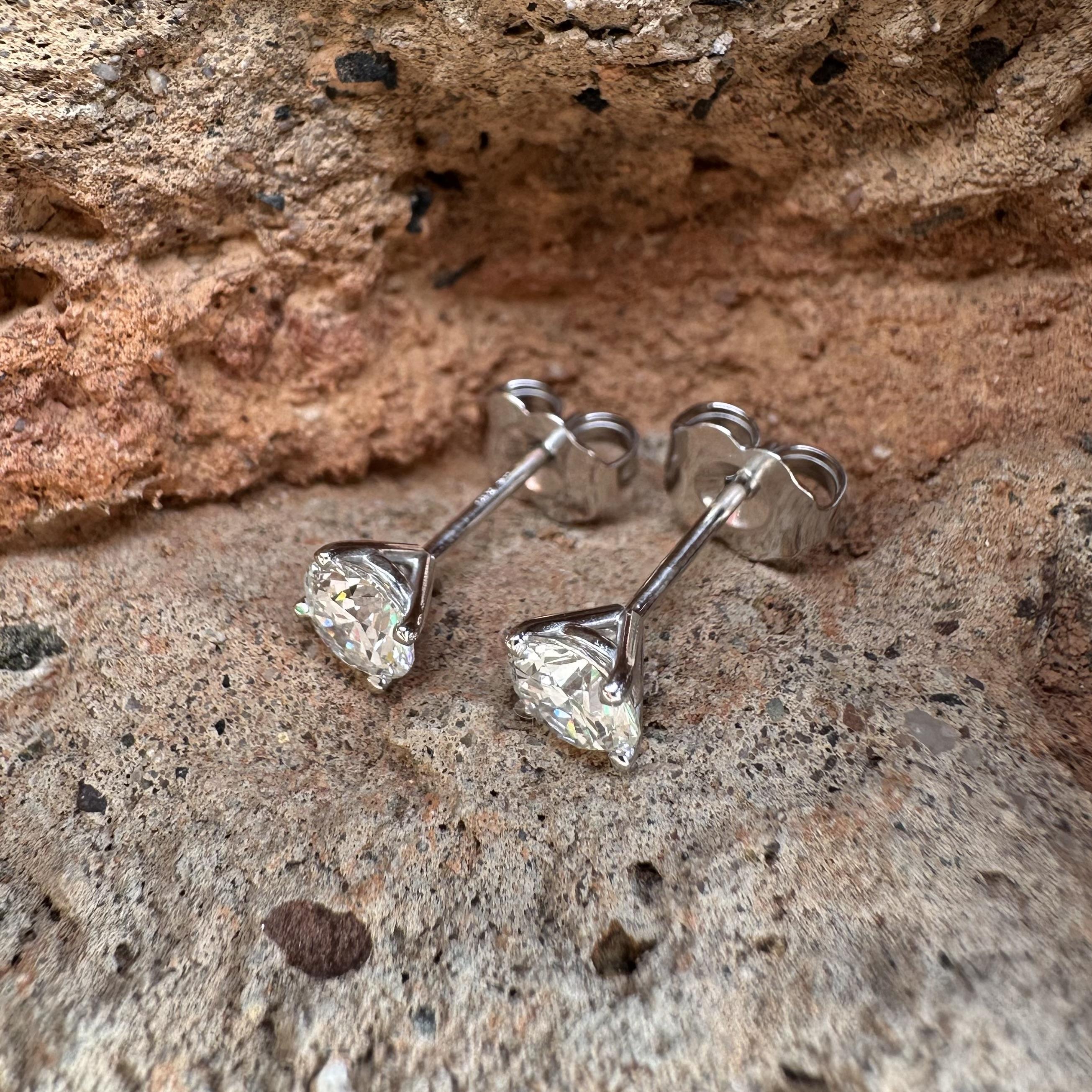 New 14k White Gold 0.71ctw Martini 4 Prong Set H VS Diamond Stud Earrings (Orecchini con diamanti) in vendita 9