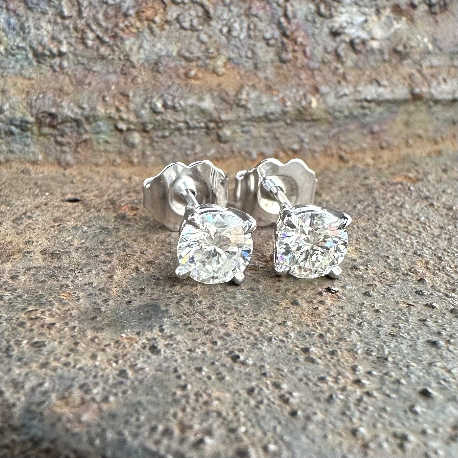 Nuovi orecchini classici in oro bianco 14k da 0,75ctw con diamante H VS incastonato in vendita 6