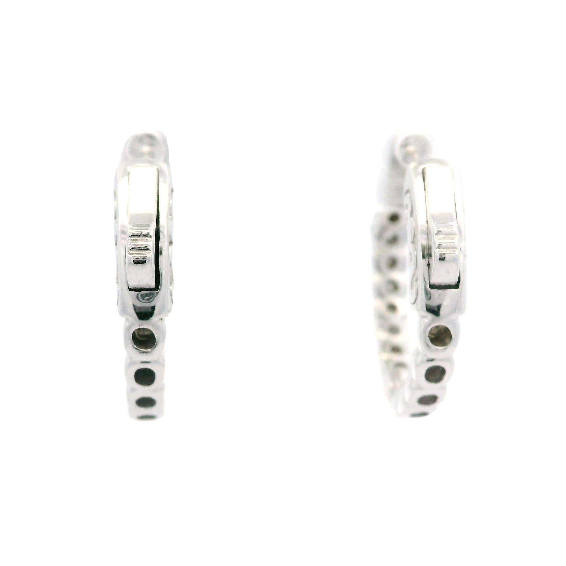 New 14k Weißgold 0,92ctw Diamond Classic Medium Hoop Push Clasp Ohrringe (Brillantschliff) im Angebot