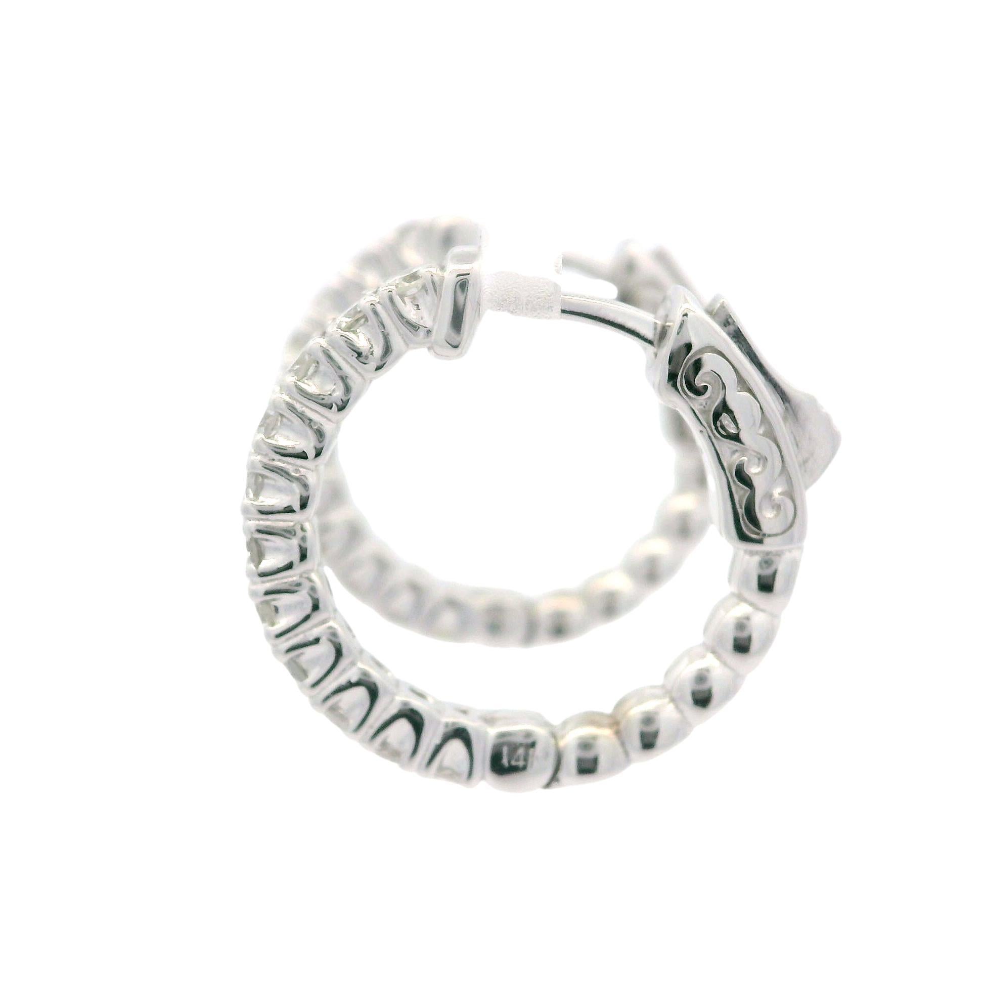 New 14k Weißgold 0,92ctw Diamond Classic Medium Hoop Push Clasp Ohrringe im Zustand „Neu“ im Angebot in Montclair, NJ