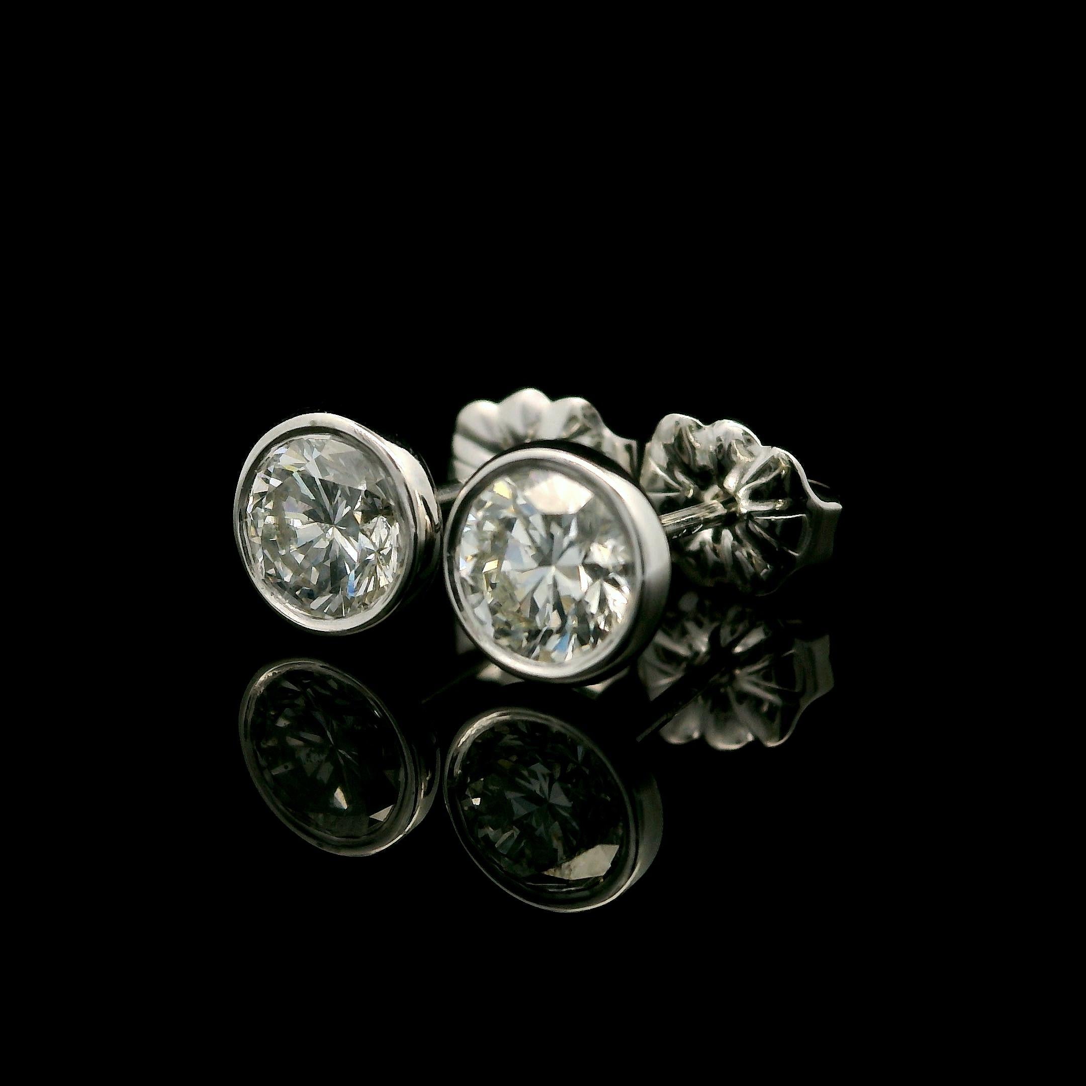 New 14k White Gold 1.01ctw Diamond Martini Bezel Stud Earrings For Sale 2