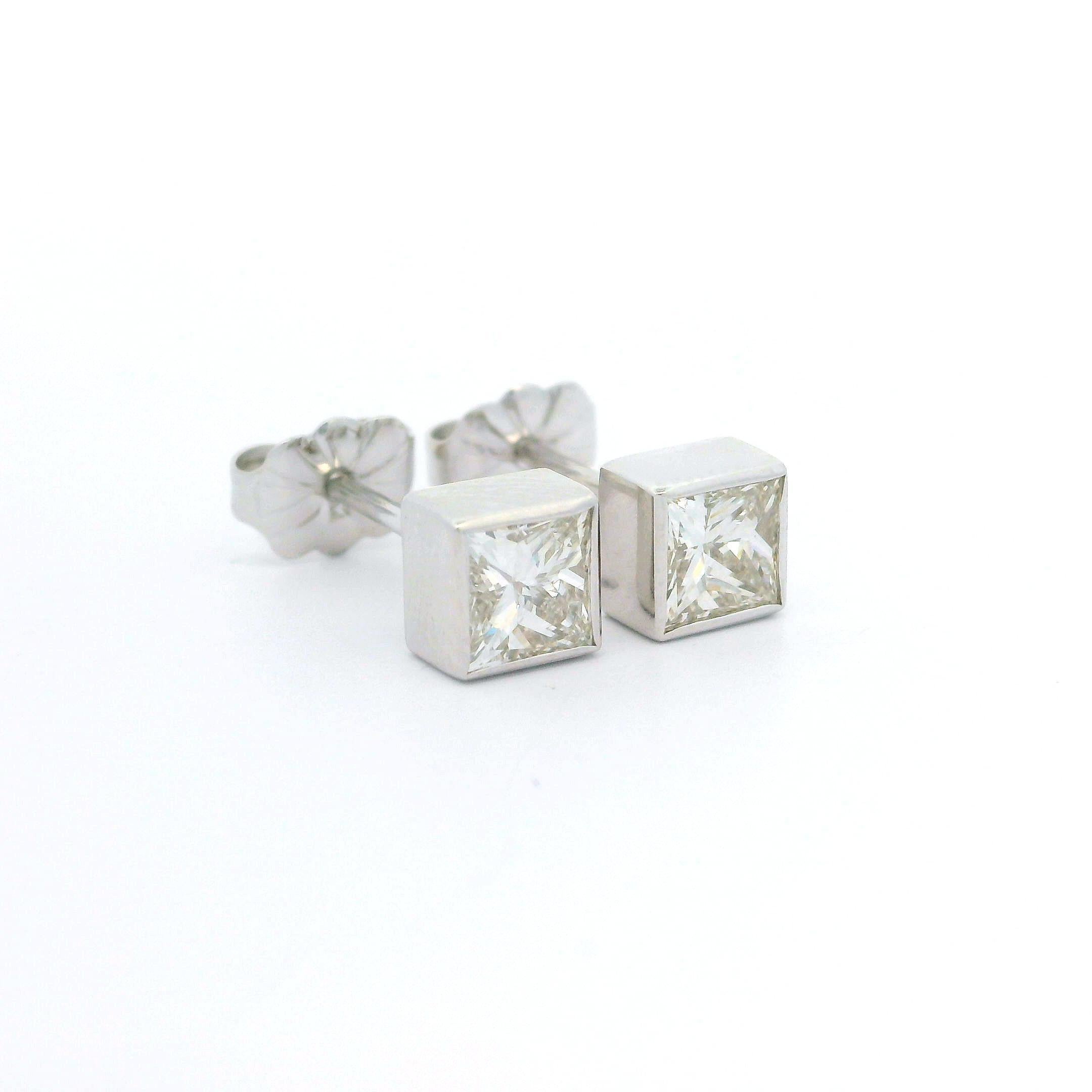 --Piedra(s):--
(2) Diamantes genuinos naturales - talla princesa cuadrada - engastados en bisel - color G/H - claridad VS1/VS2 - 1,04ctw (exacto)
Peso total en quilates: 1,04 (exacto)

Material: Oro blanco macizo de 14 quilates
Peso total: 1.36