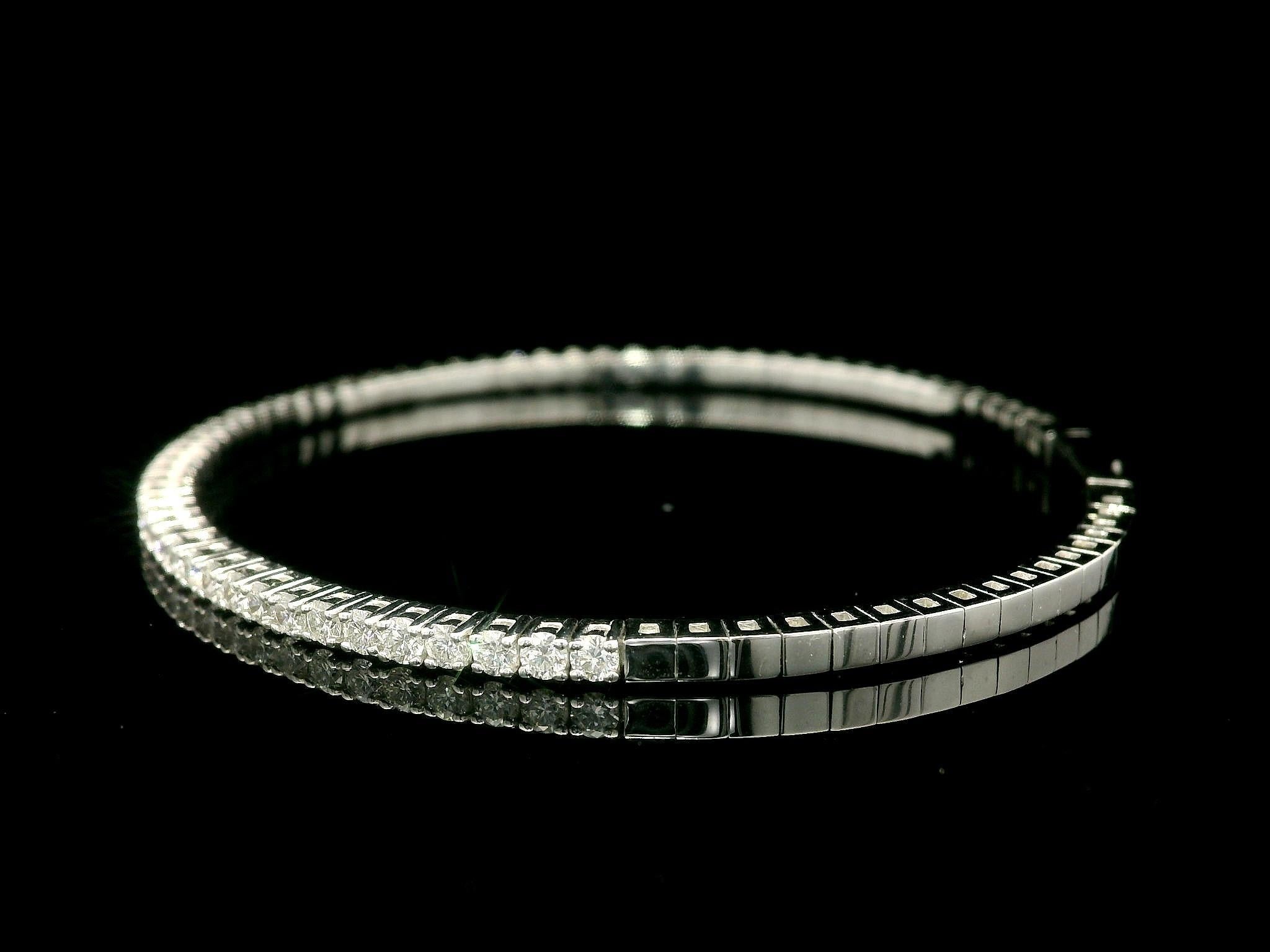 -Stein(e)-
(42) Natürliche Echte Diamanten - Runder Brillantschliff - Zinkenbesatz - Farbe F-G - Reinheit VS1-VS2 - 1,36ctw (genau)

MATERIAL: Massives 14k Weißgold
Gewicht: 8,62 Gramm
Armband Typ: Flexibler Armreif
Länge: Passt bequem bis zu einem